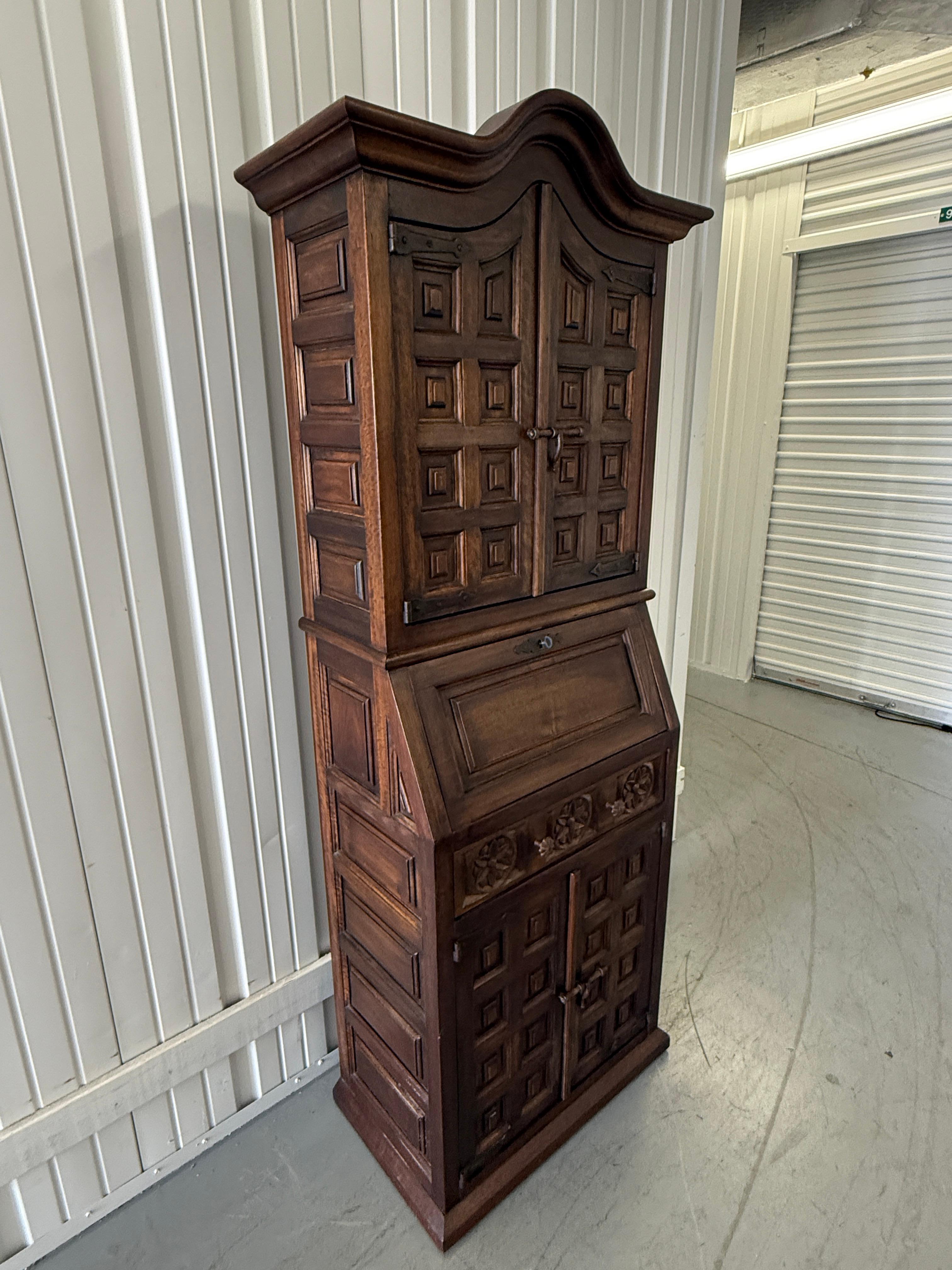 Gabinetto rinascimentale in noce con ante ad arco, XIX secolo In condizioni buone in vendita a Sarasota, FL