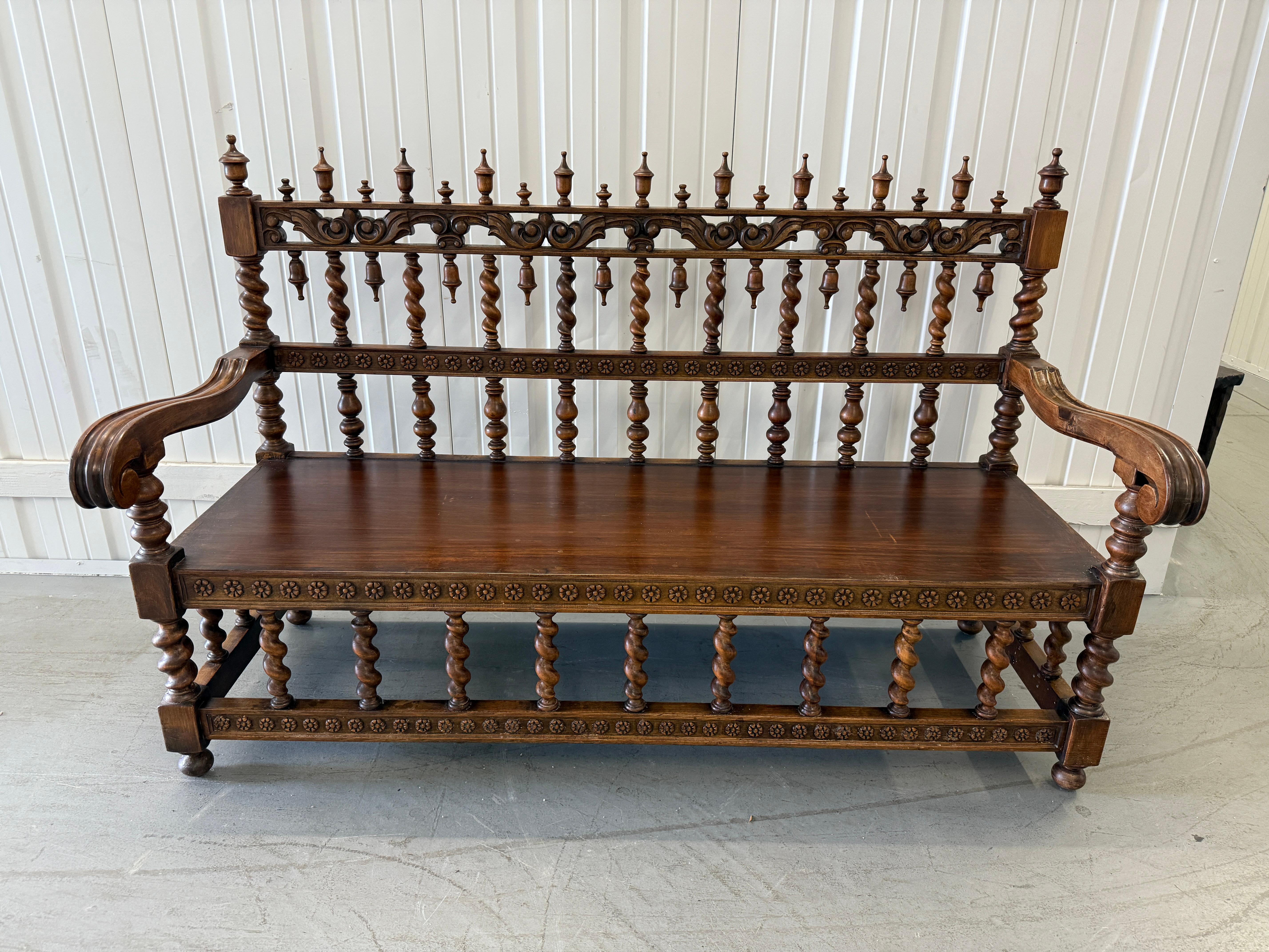 Renaissance Revival Walnut Spindle-Back Settee, 19th Century For Sale 4