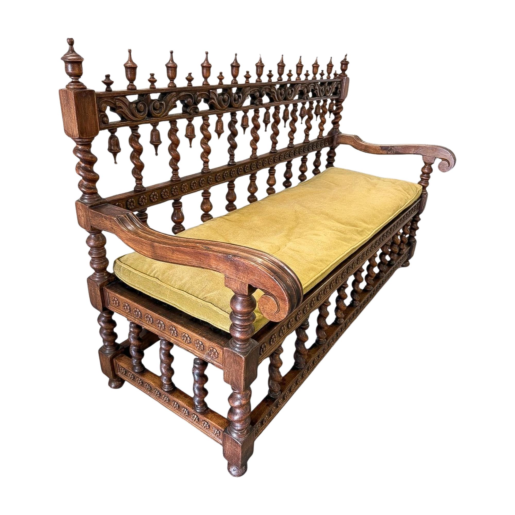 European Renaissance Revival Walnut Spindle-Back Settee, 19th Century For Sale