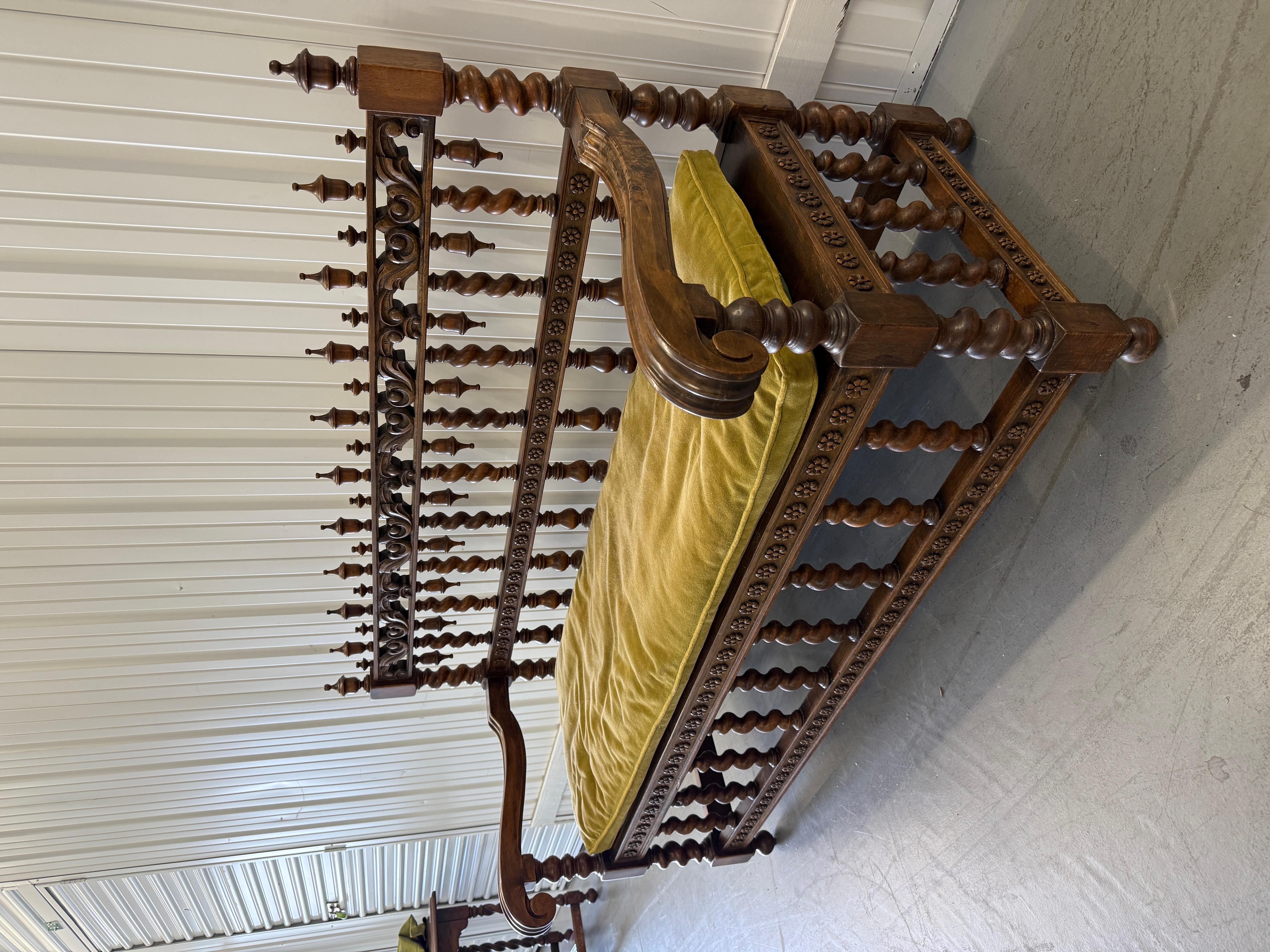 Renaissance Revival Walnut Spindle-Back Settee, 19th Century For Sale 1