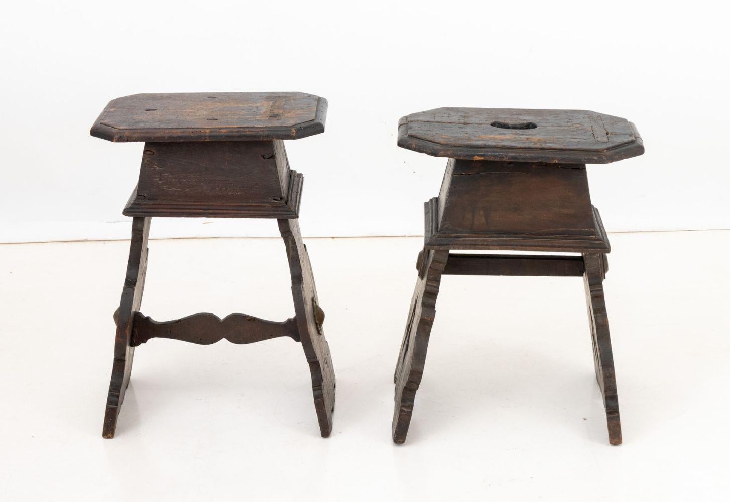 Paire de tabourets en noyer sculpté de style Renaissance, chacun avec des plateaux rectangulaires à angle droit au-dessus d'une boîte à tablier avec des supports de forme sgabello sur chacun, l'un avec des attaches en laiton et chacun avec un