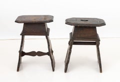 Sgabelli rinascimentali in noce, coppia