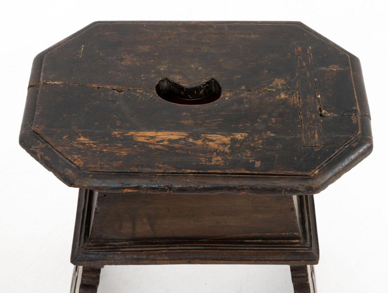 italien Paire de tabourets en noyer de style Renaissance en vente