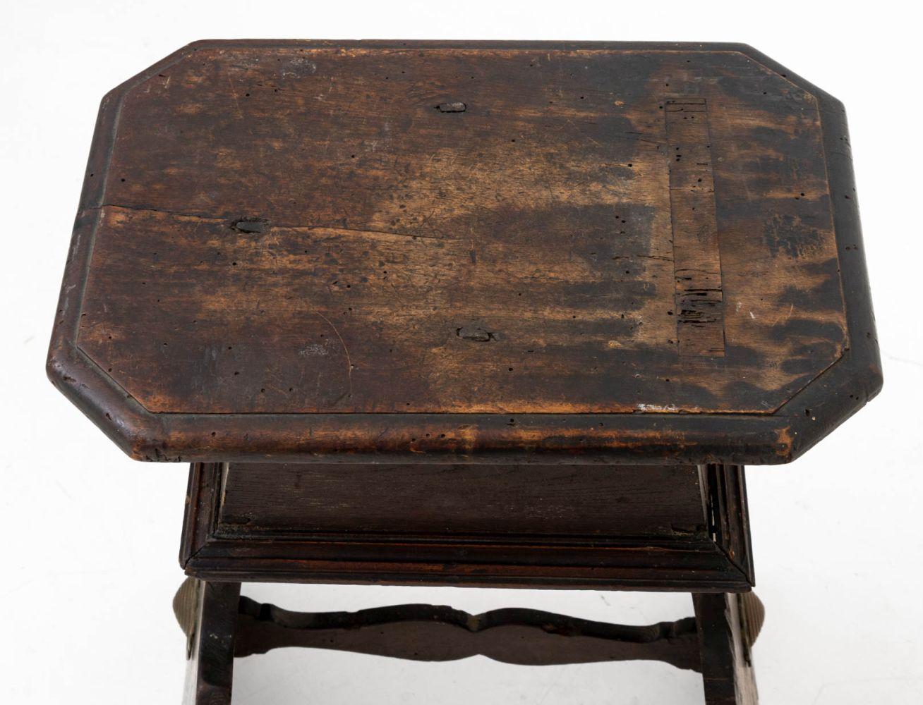 Sculpté Paire de tabourets en noyer de style Renaissance en vente