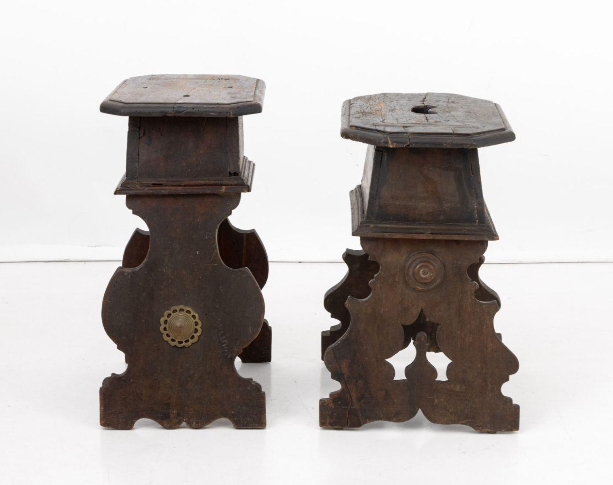 Paire de tabourets en noyer de style Renaissance Bon état - En vente à Astoria, NY