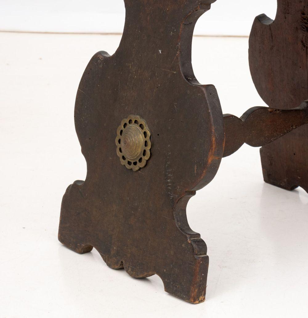 XVIIIe siècle et antérieur Paire de tabourets en noyer de style Renaissance en vente