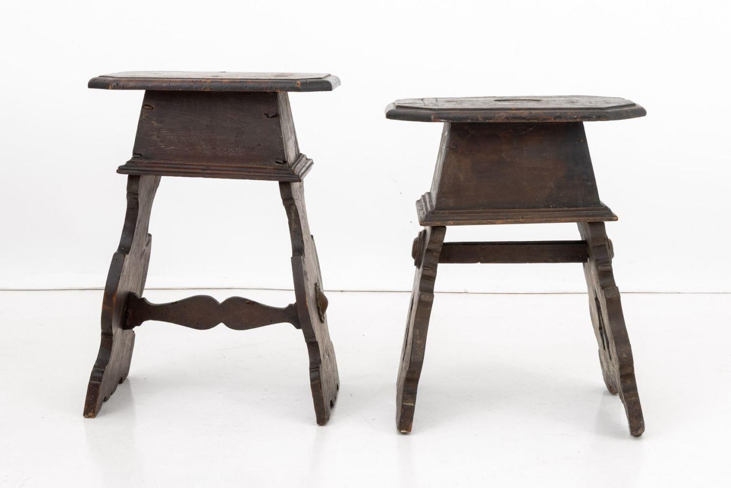 Paire de tabourets en noyer de style Renaissance en vente 1