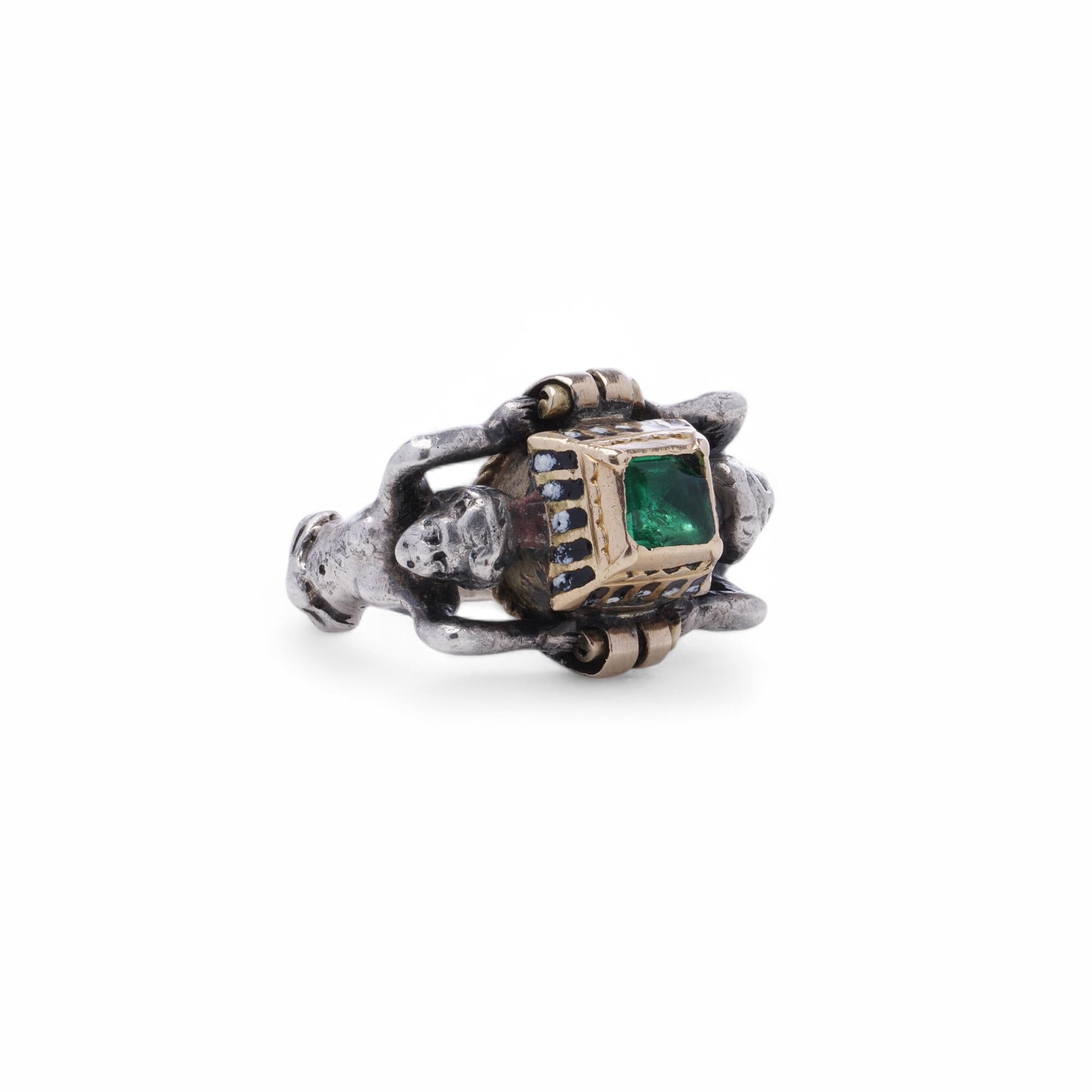 Rinascimento Anello rinascimentale in argento e oro 12 carati con smeraldo in vendita