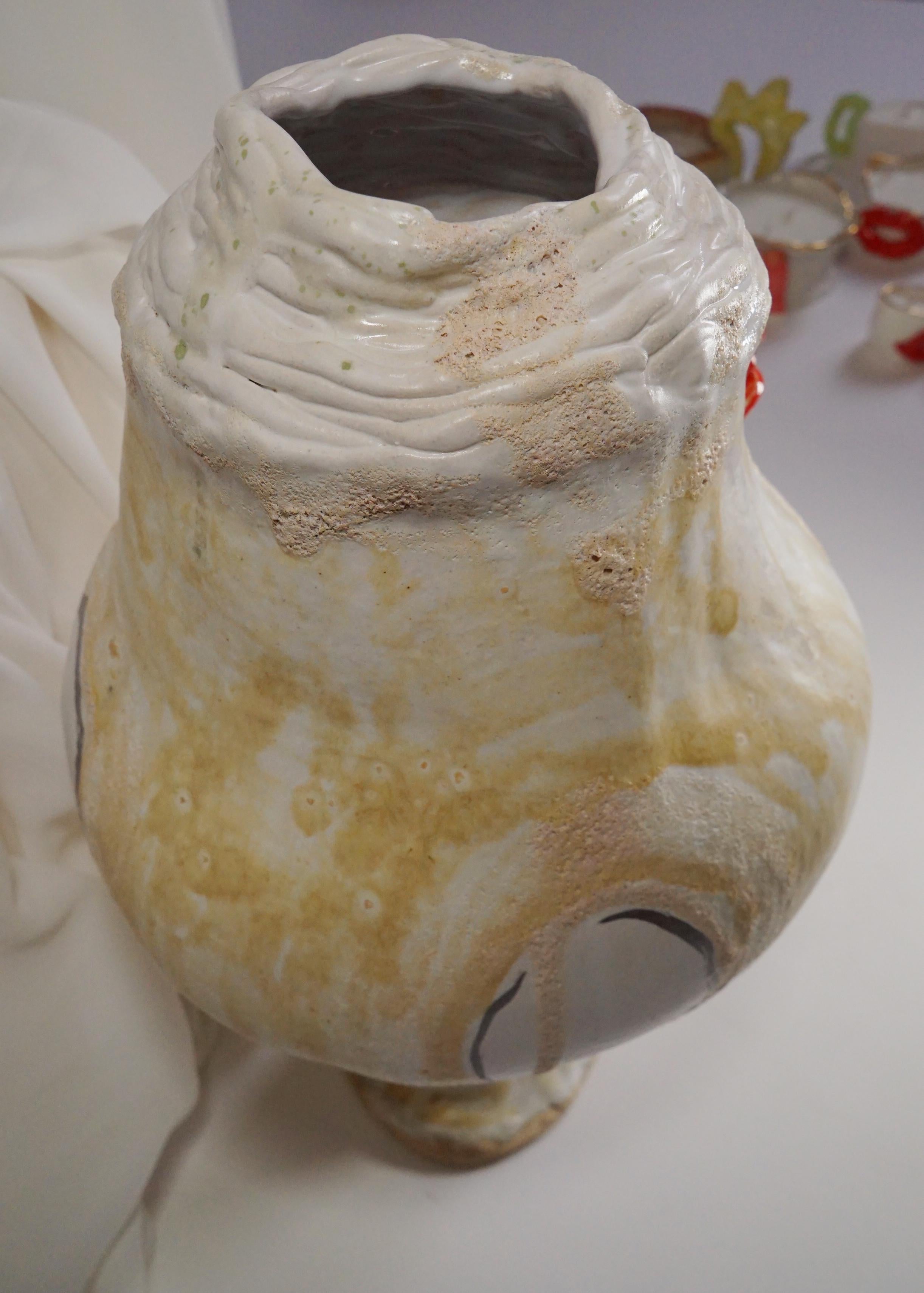 Vaso rosso e crema di ispirazione spagnola rinascimentale di Hania Jneid in vendita 7