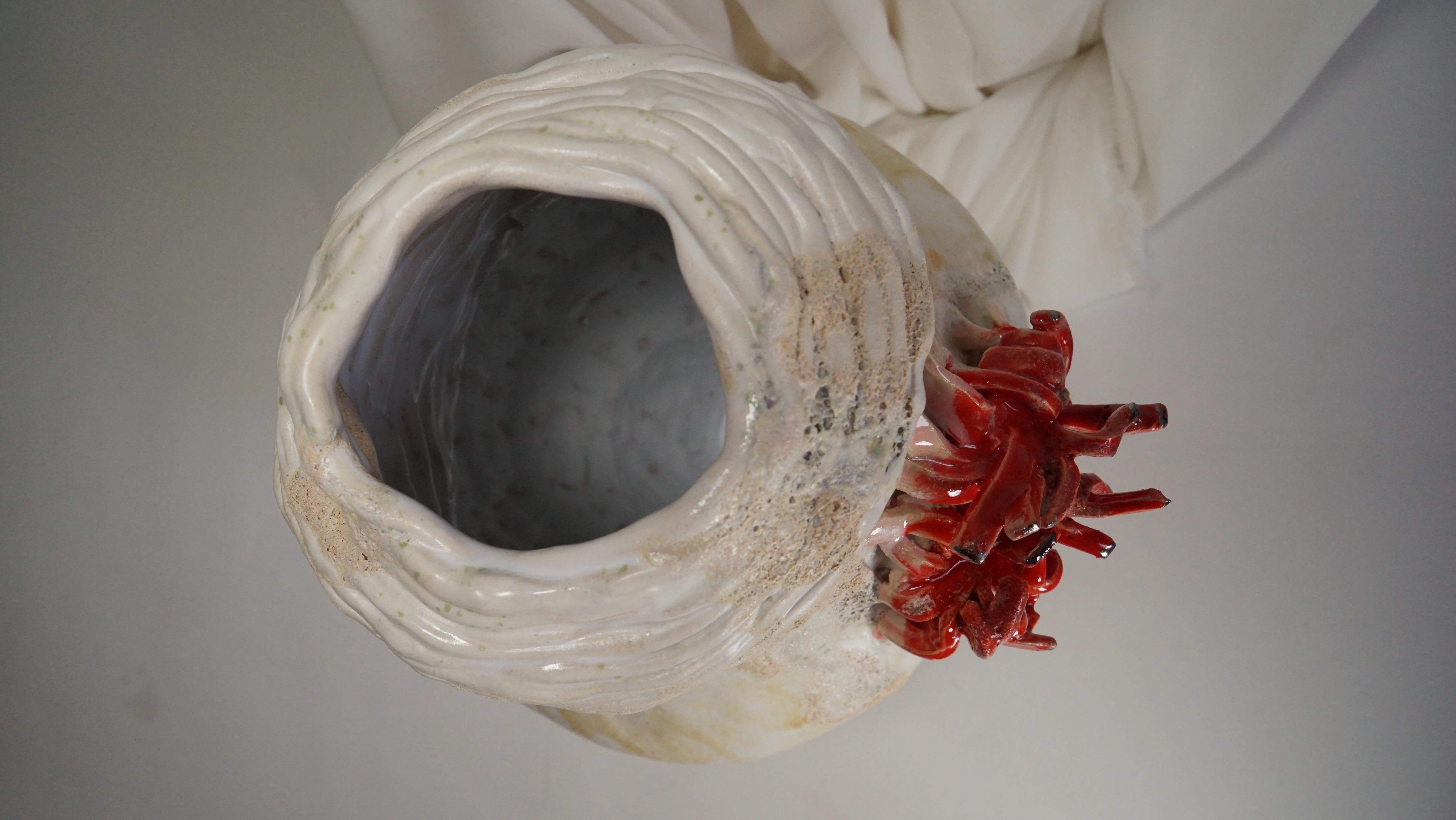 Vaso rosso e crema di ispirazione spagnola rinascimentale di Hania Jneid in vendita 8