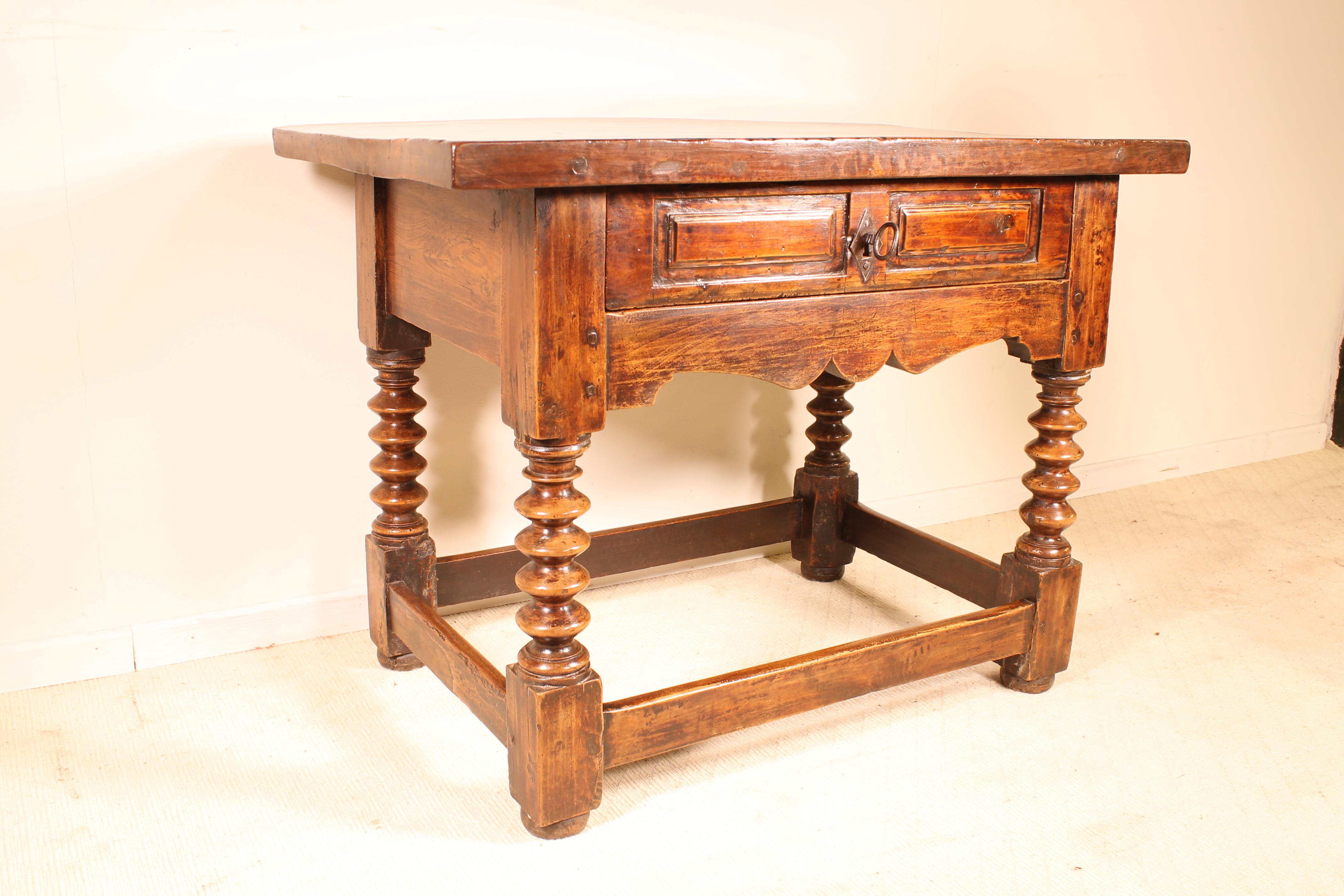 Spanischer Renaissance-Tisch aus Nussbaumholz, um 1600 
Erhabener kleiner Tisch mit einer schönen großen Nussbaumplatte. 

Sehr interessantes Untergestell mit gedrechselten Beinen, die dem Tisch ein schönes Gleichgewicht verleihen 

Schöne