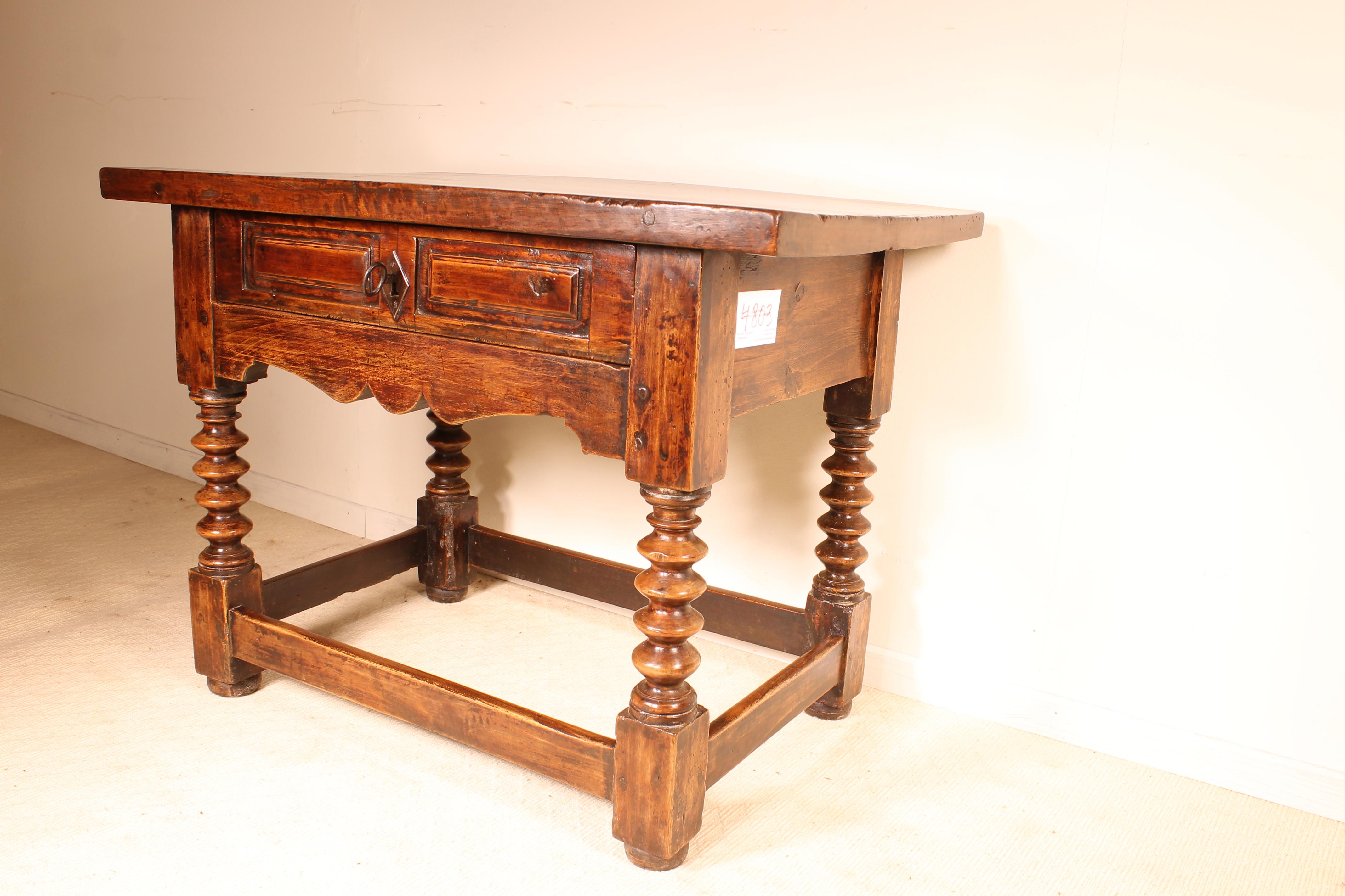 Renaissance Spanish Occassional Table circa 1600 in Walnut In Good Condition For Sale In Brussels, Brussels