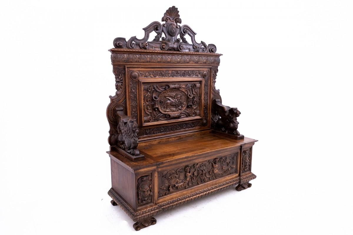 Renaissance style chest, France, circa 1870.

Very good condition.

Wood: walnut

dimensions height 190 cm width 145 cm depth 55 cm