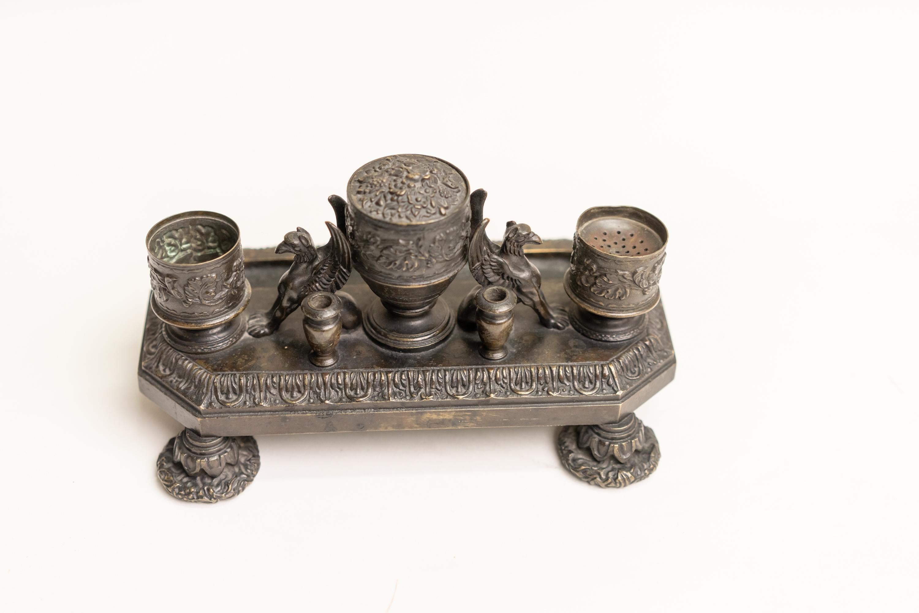 Renaissance Style Bronze Inkwell Decorated with Gryphons In Good Condition In Montreal, QC