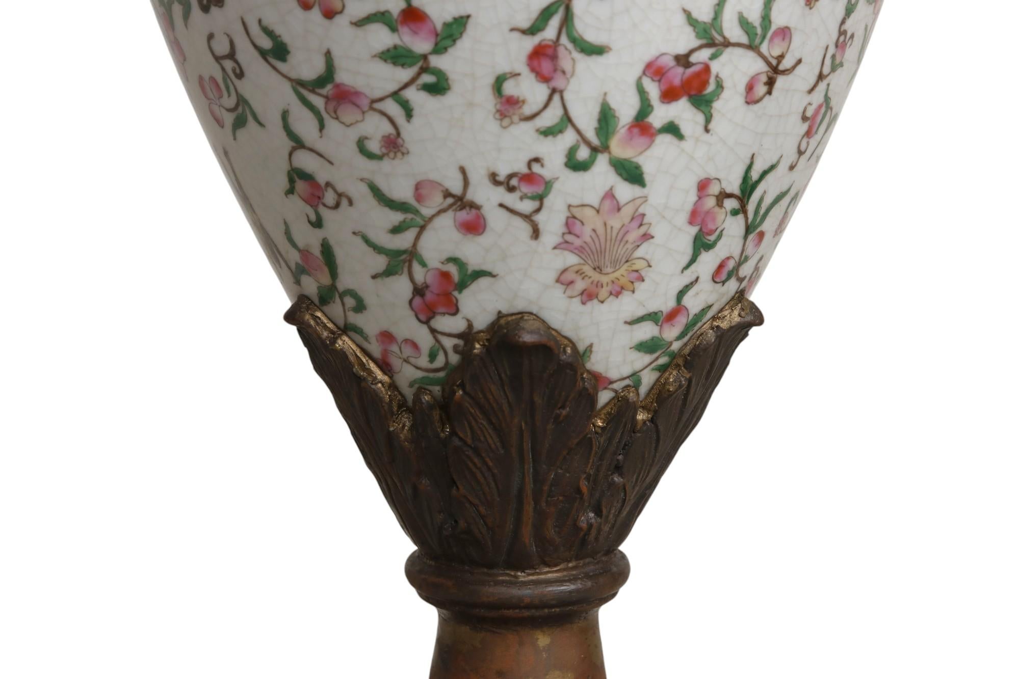 Tischlampen aus Bronze und Porzellan im Renaissance-Stil, ein Paar im Angebot 7