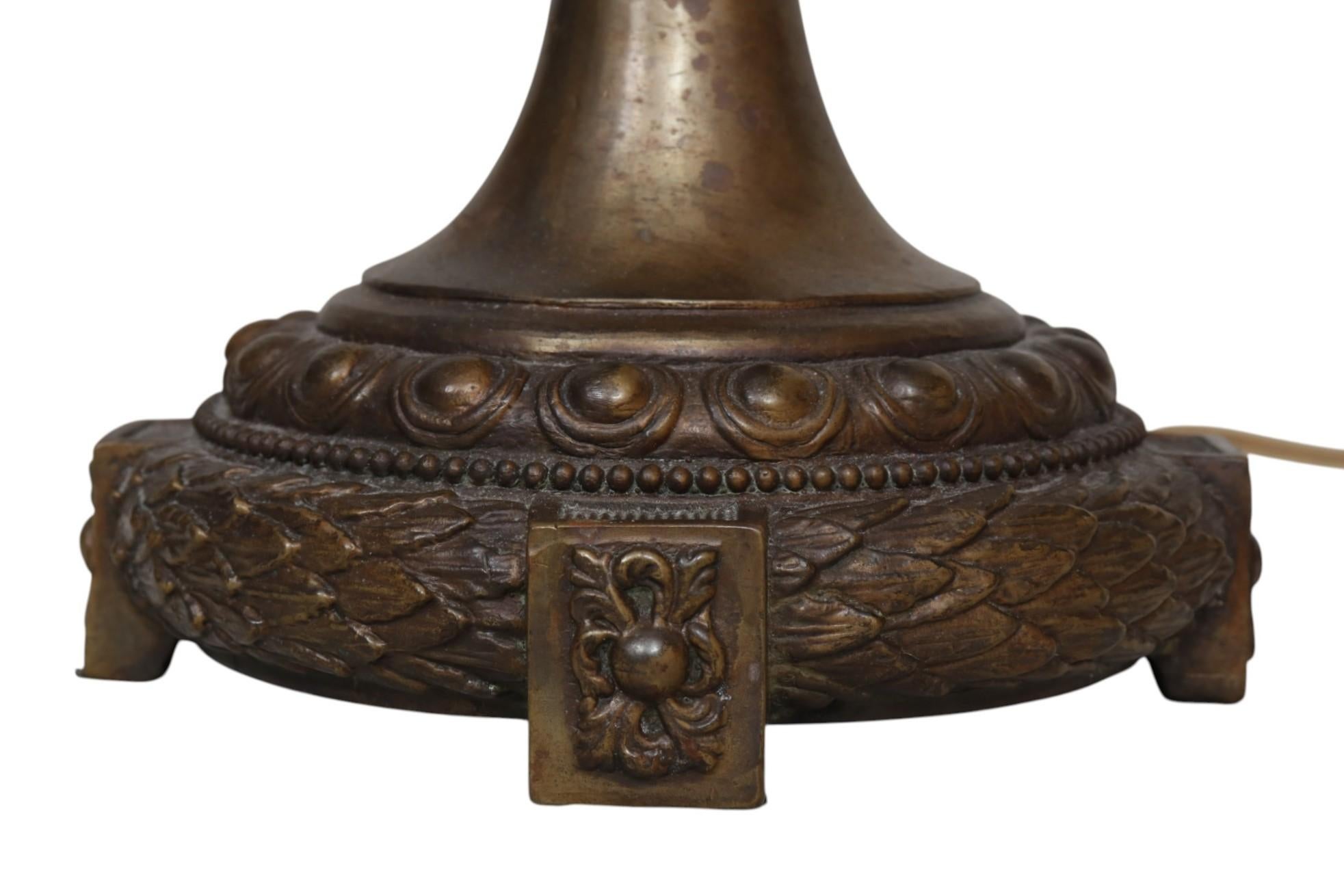 Tischlampen aus Bronze und Porzellan im Renaissance-Stil, ein Paar im Angebot 8