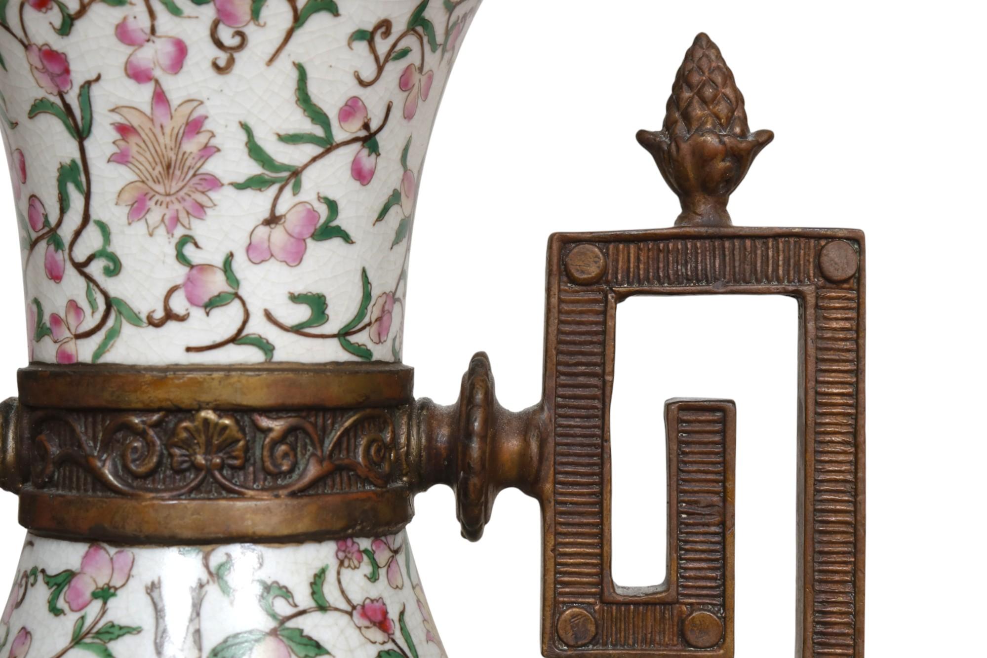 Tischlampen aus Bronze und Porzellan im Renaissance-Stil, ein Paar im Angebot 2