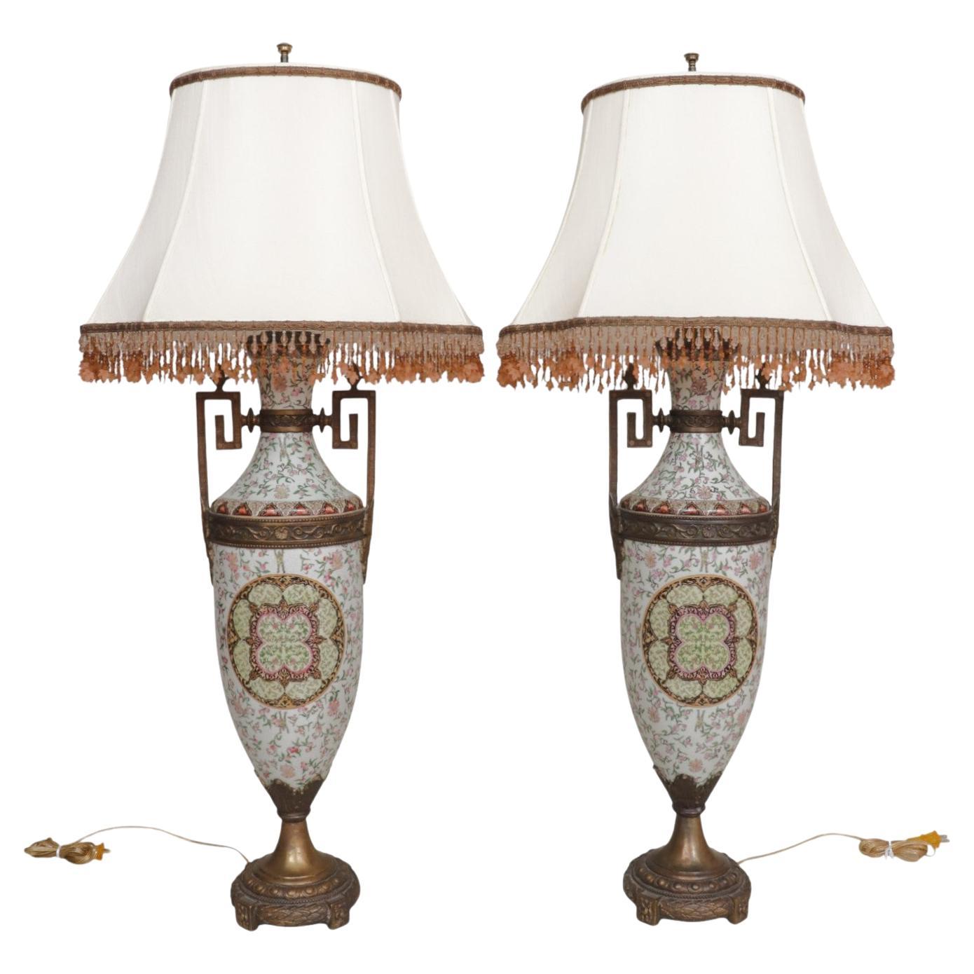 Tischlampen aus Bronze und Porzellan im Renaissance-Stil, ein Paar im Angebot