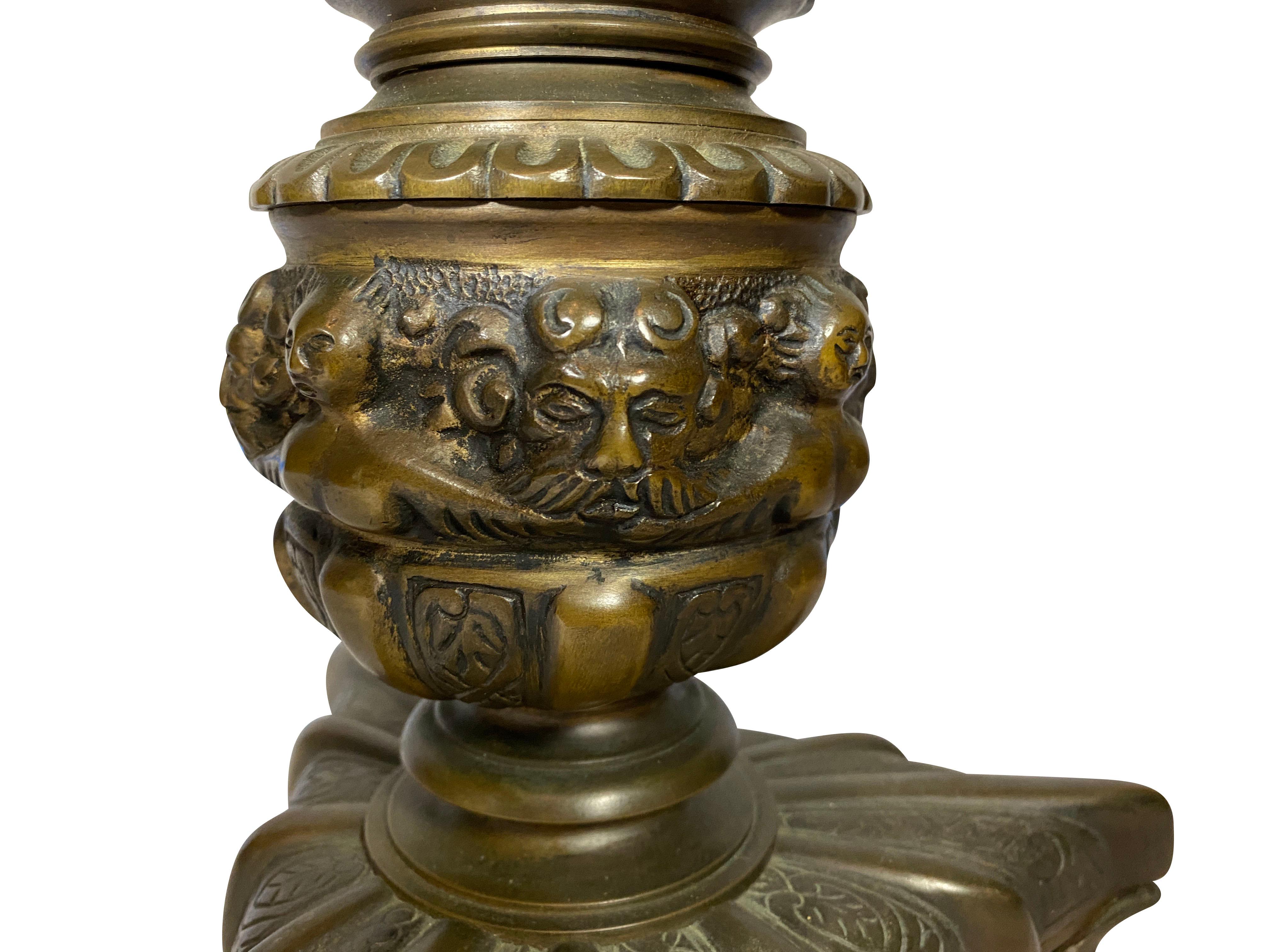 Milieu du XVIIe siècle Lampe de table en bronze de style Renaissance en vente