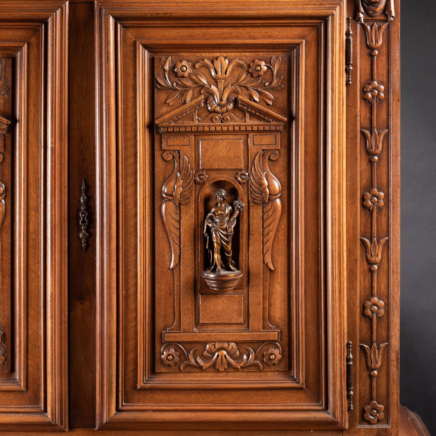 Renaissance Style Cabinet in Carved Walnut, 19th Century. In Good Condition For Sale In Saint-Ouen, FR