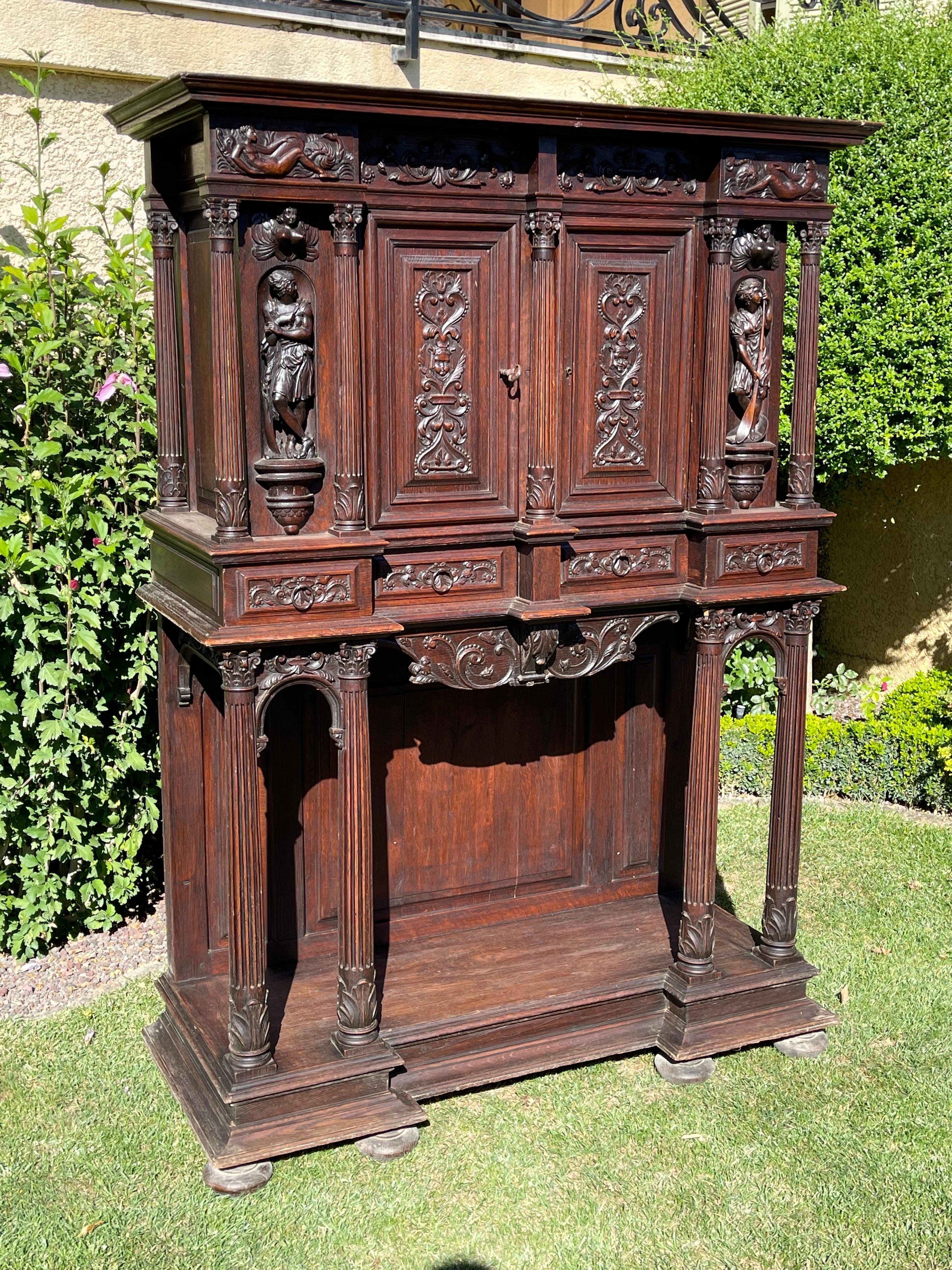 Cabinet, sideboard or splashback in solid oak in Renaissance style. Richly carved, this piece of furniture offers a very pretty architecture. The decorations are inspired by the Renaissance. It is a piece of furniture that can be dismantled into two