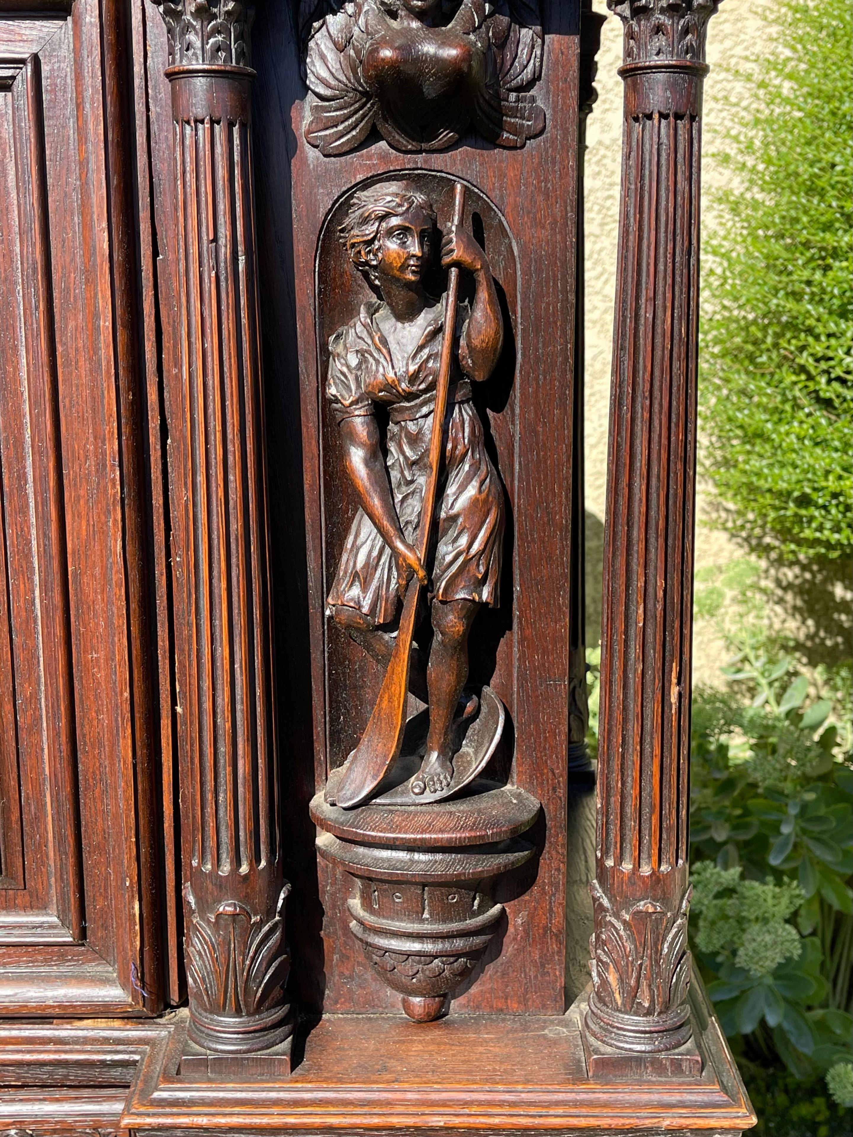 19th Century Renaissance Style Carved Cabinet in oak, XIXth century For Sale