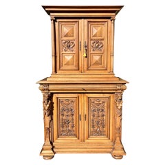 Buffets en noyer sculpté de style Renaissance, 19e siècle