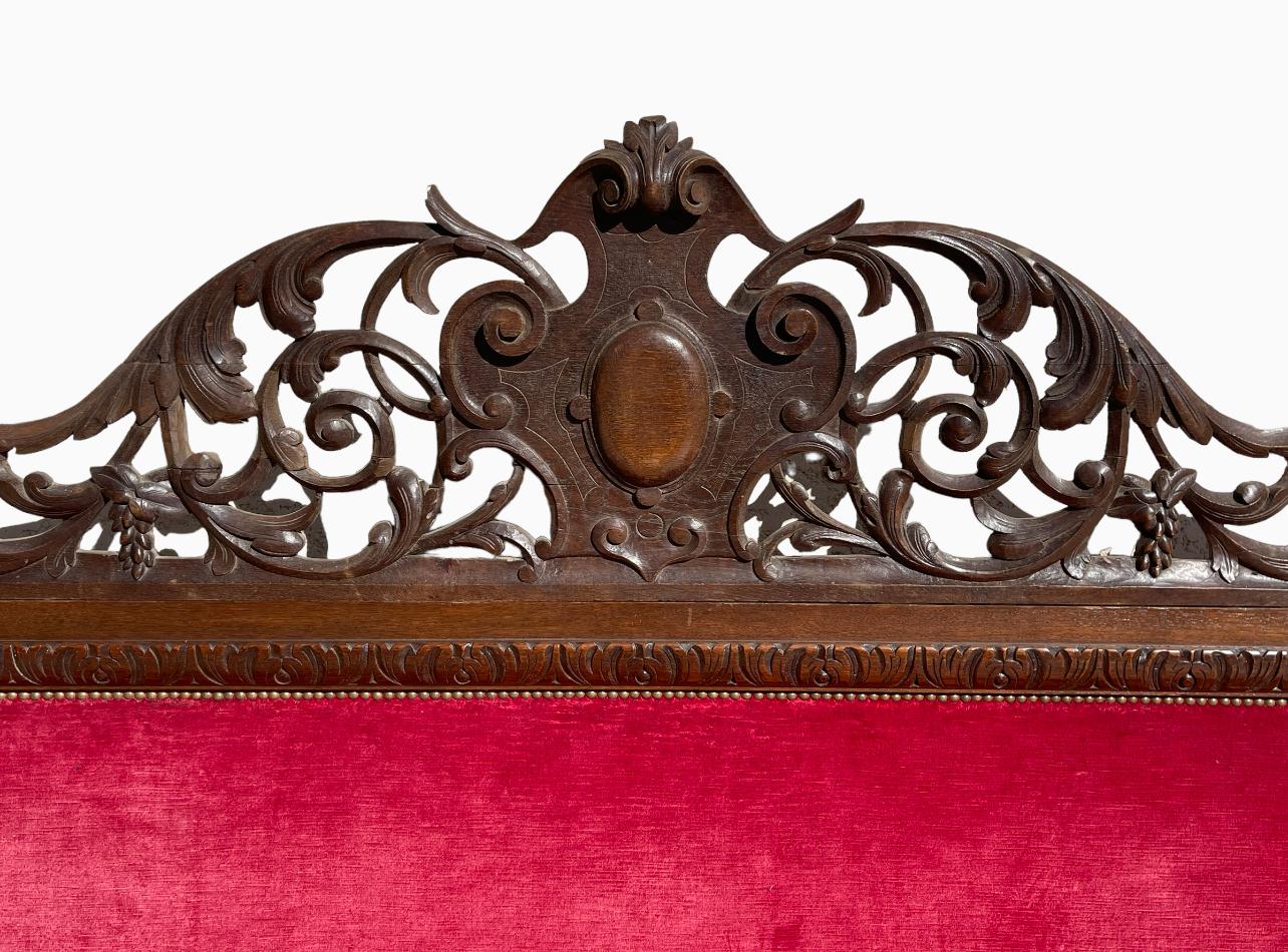 Imposing Castle bench in carved oak in Renaissance style in good condition. Back and seat covered in red velvet. Pediment richly carved with scroll-shaped foliage.

Dimensions
Height 1m66
Width 2m24
Total Depth 70cm
Depth 65cm