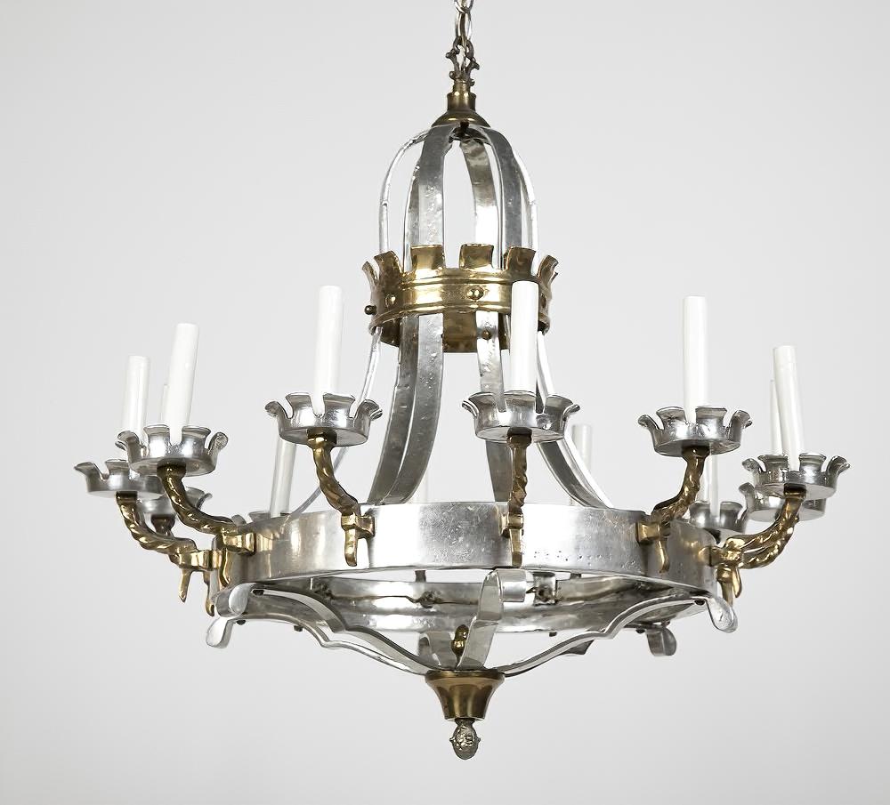 Lustre de style Renaissance en laiton et étain à 12 bras de lumière, avec des bobèches en forme de tourelles.