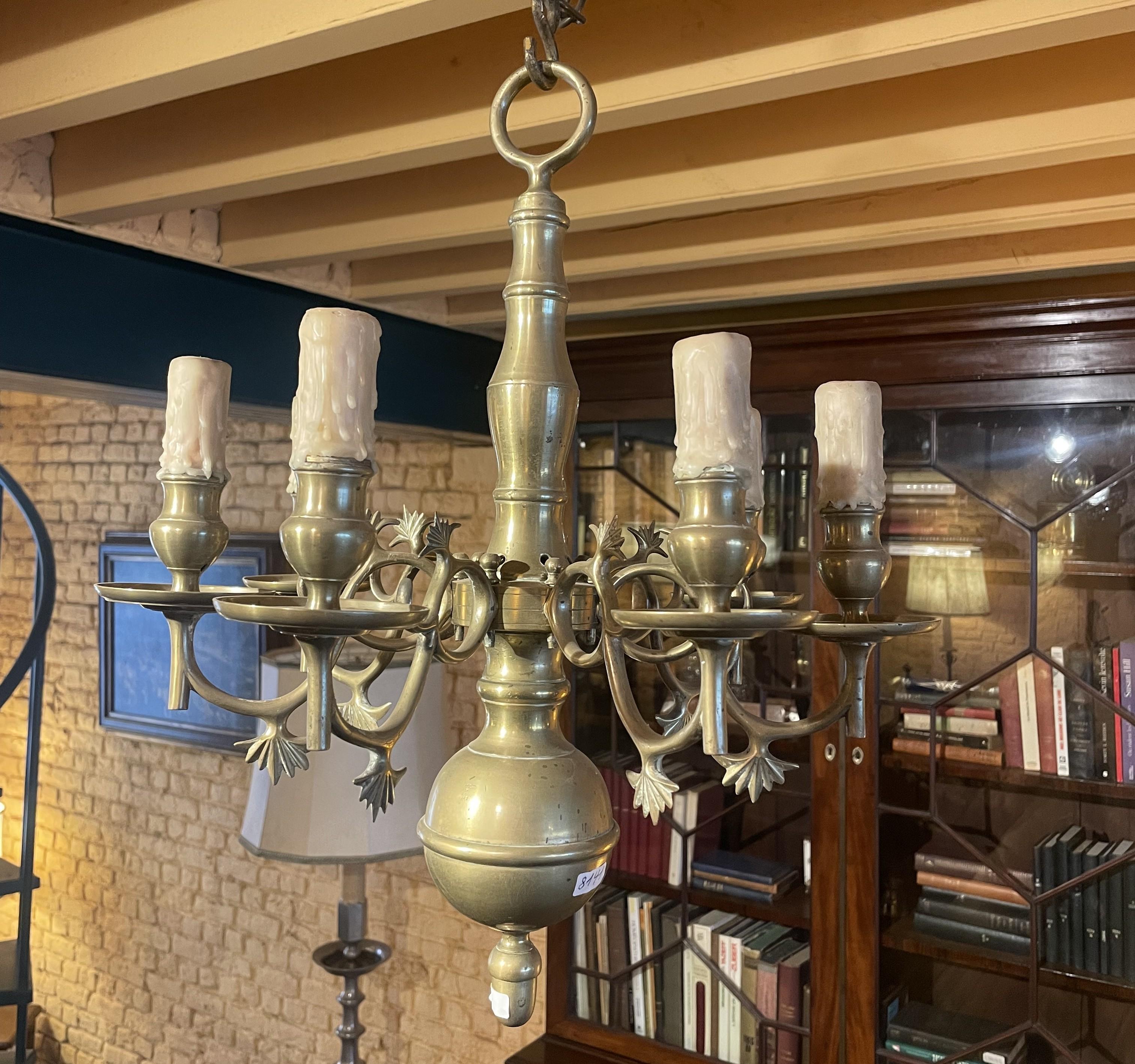 Grazioso lampadario in bronzo in stile rinascimentale con 6 bracci luminosi del XIX secolo.

Un lampadario molto bello, con bellissime decorazioni sui bracci che sono insolite.
È montato con le chiavi come si faceva nel XIX secolo.
Molto belle le