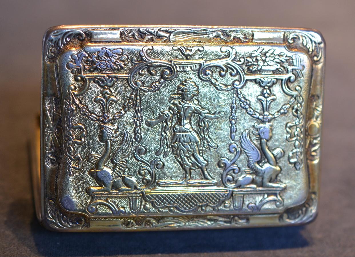 Renaissance Style circa 1790 German Sterling Silver Gilt Snuff Box In Fair Condition For Sale In Firenze, IT
