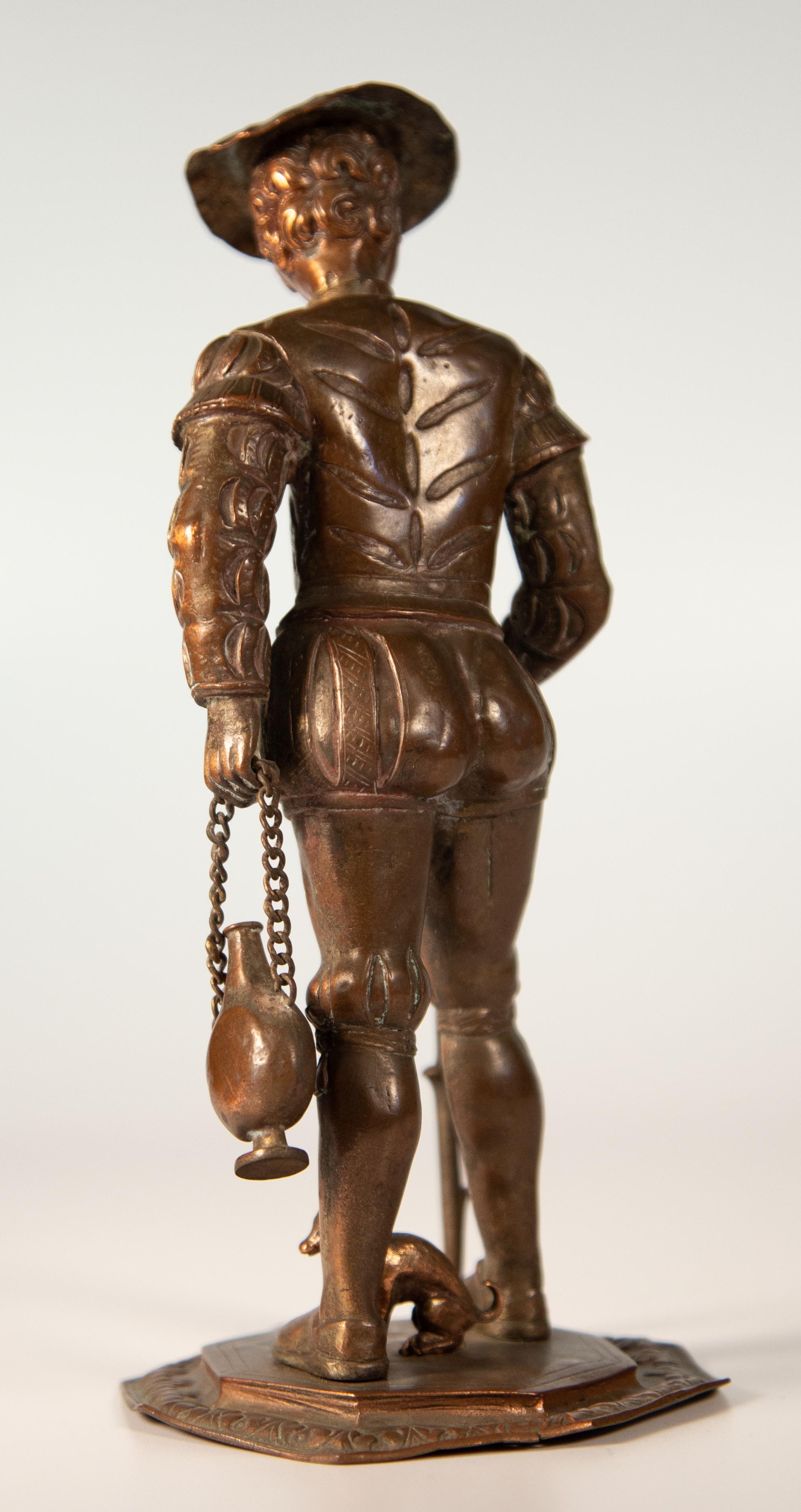 Italiano Figura rinascimentale in rame di un pellegrino con un piccolo cane, 1860 circa in vendita