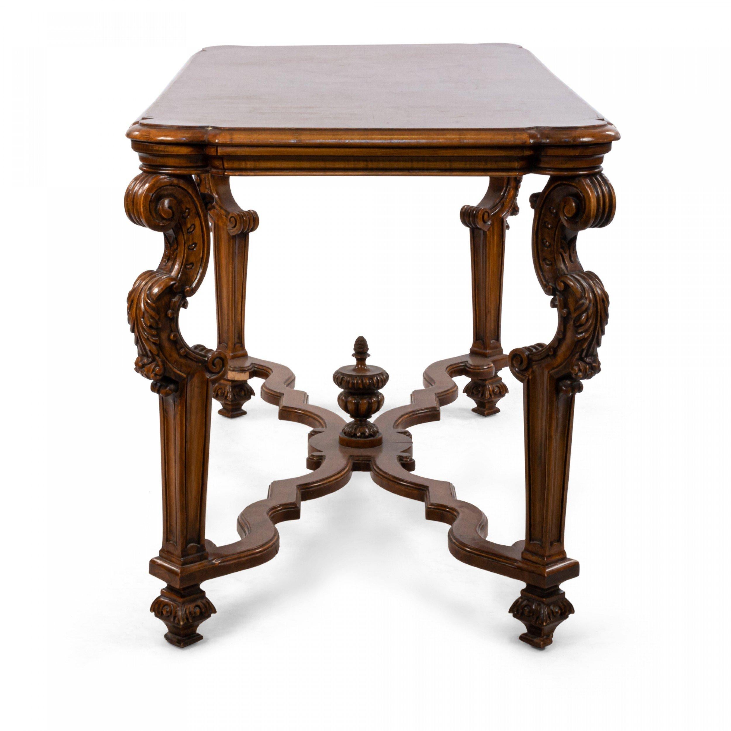 italien Table de salle à manger de style Renaissance avec plateau en forme de X festonné en vente