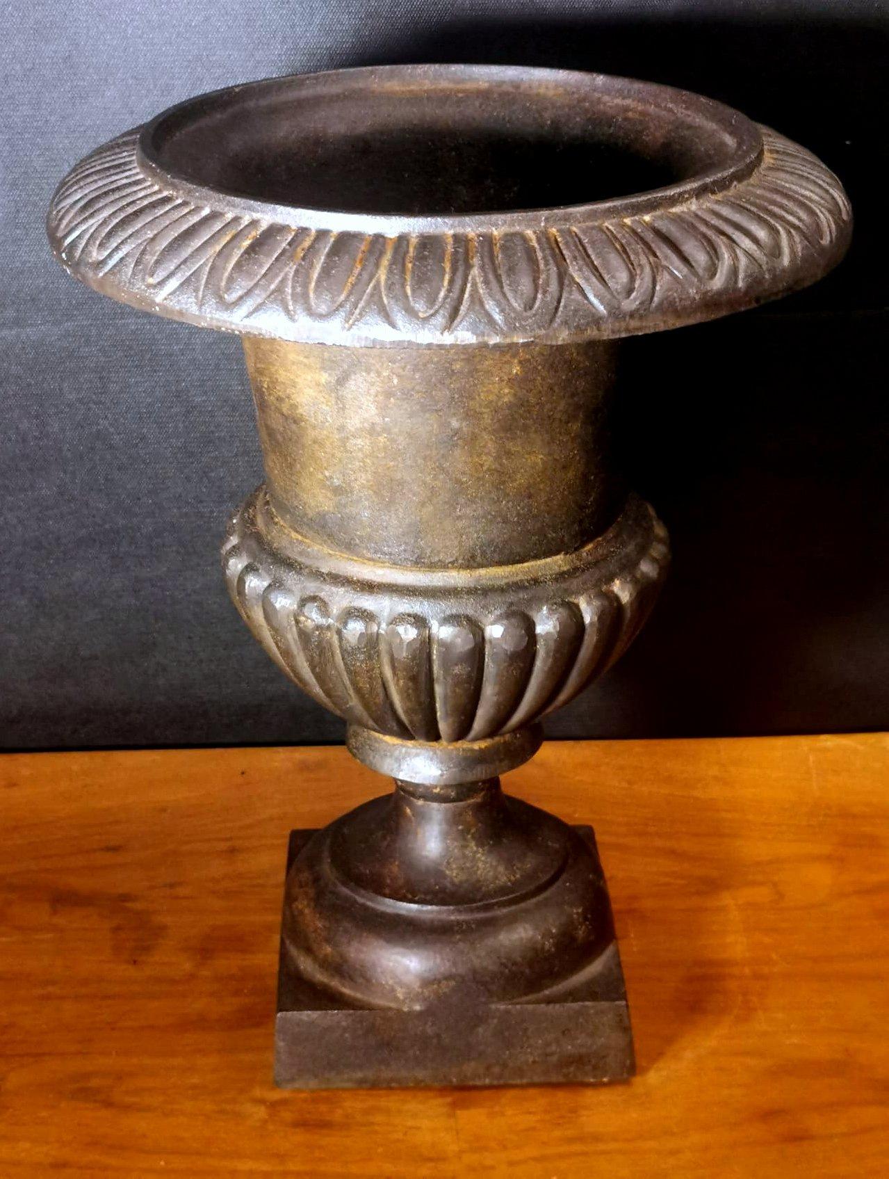 Renaissance Style French Medici Vase in Cast Iron In Good Condition For Sale In Prato, Tuscany