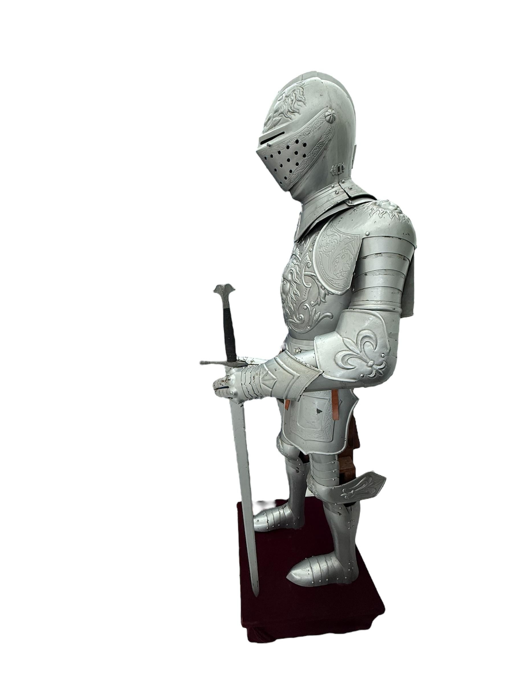 Si tratta di un'armatura a piastre completa in stile rinascimentale. Raffigura un'armatura di 6,25 piedi in tonalità argento. La corazza, l'elmo e le armature delle gambe sono decorate con un ritratto in repousse di una testa di leone. Alcune volute
