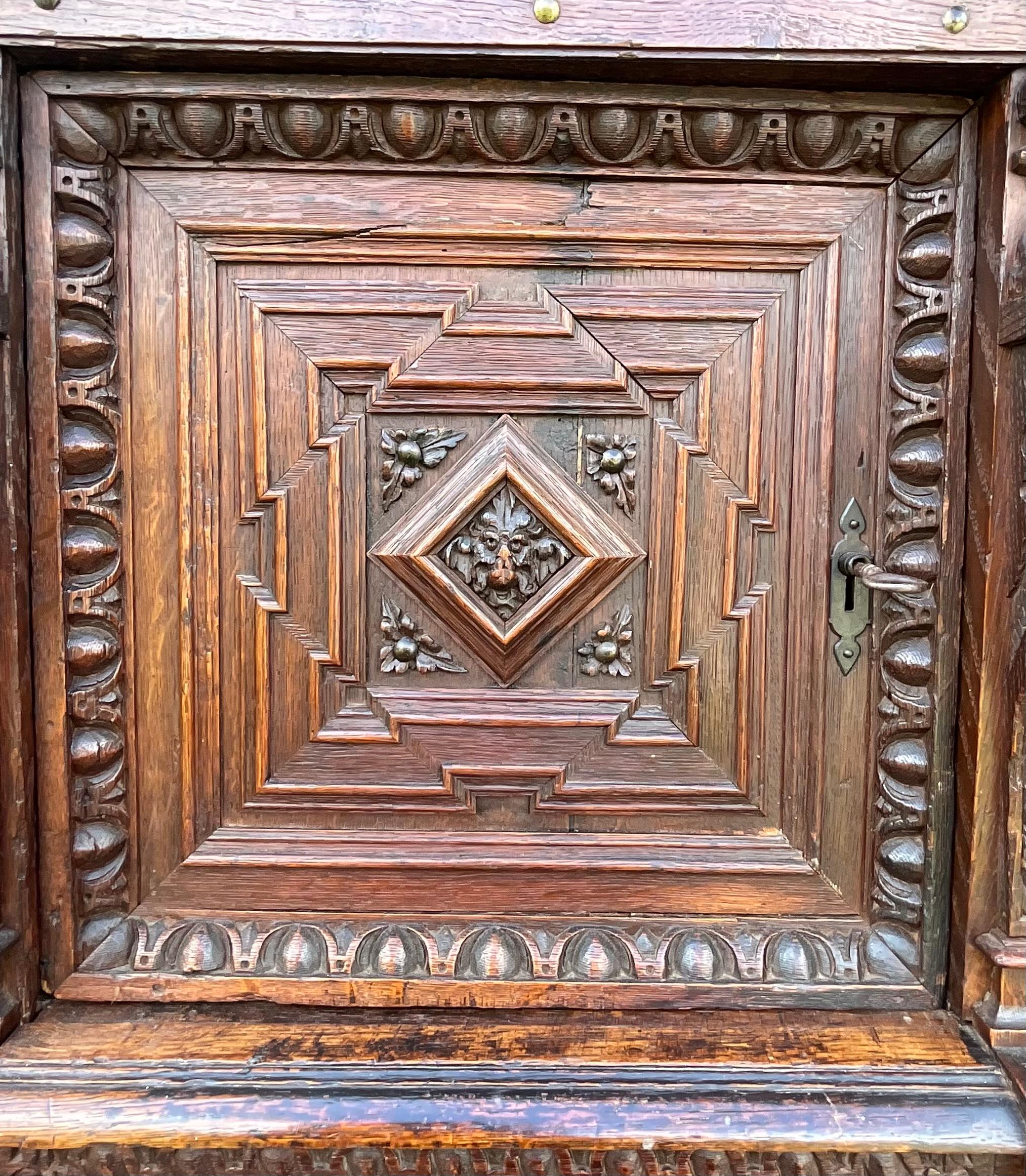 Mobili in stile rinascimentale in Oak massiccio, inizio XIX secolo in vendita 4
