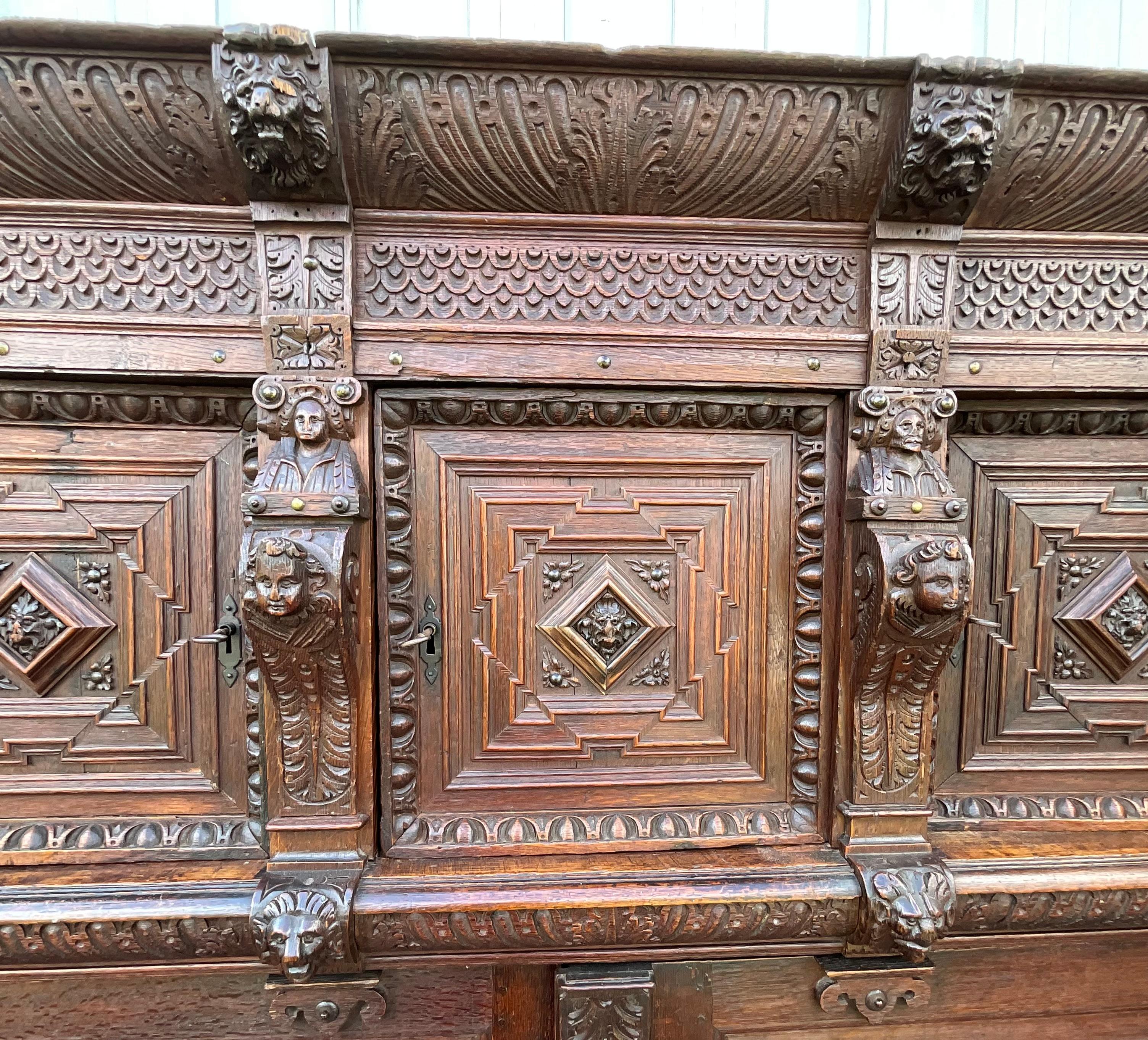 Mobili in stile rinascimentale in Oak massiccio, inizio XIX secolo in vendita 5
