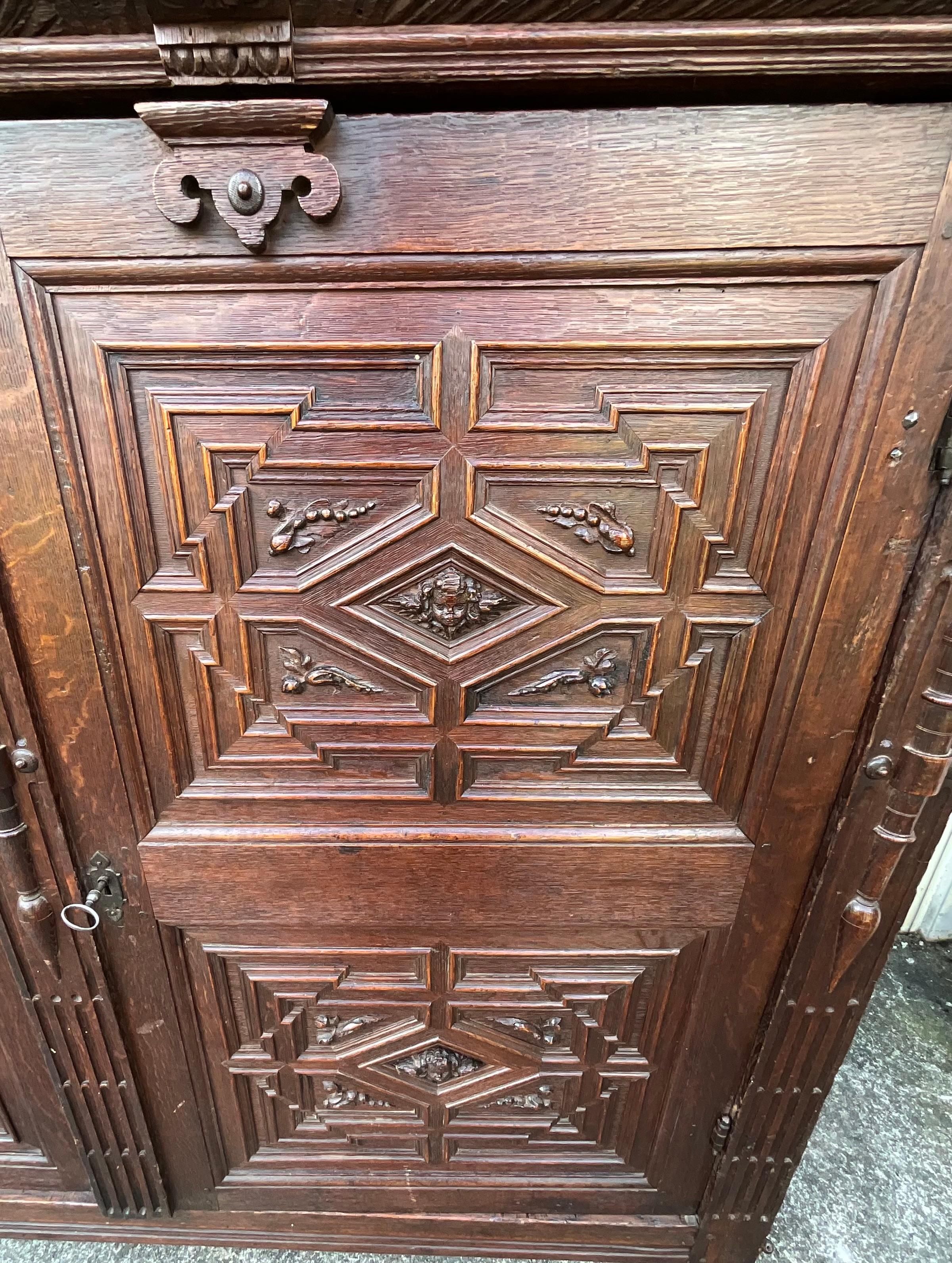 Mobili in stile rinascimentale in Oak massiccio, inizio XIX secolo in vendita 7