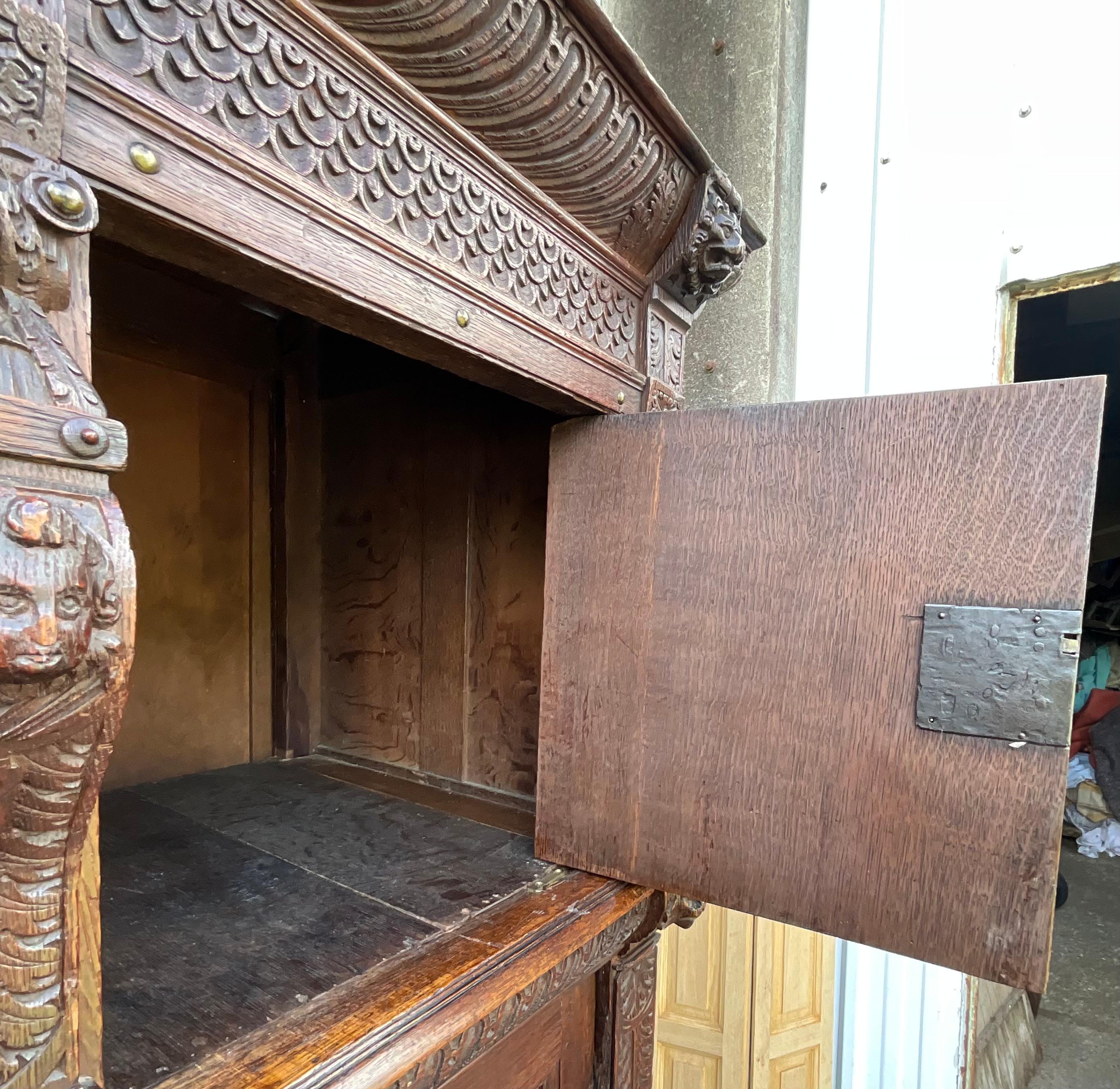Mobili in stile rinascimentale in Oak massiccio, inizio XIX secolo in vendita 11