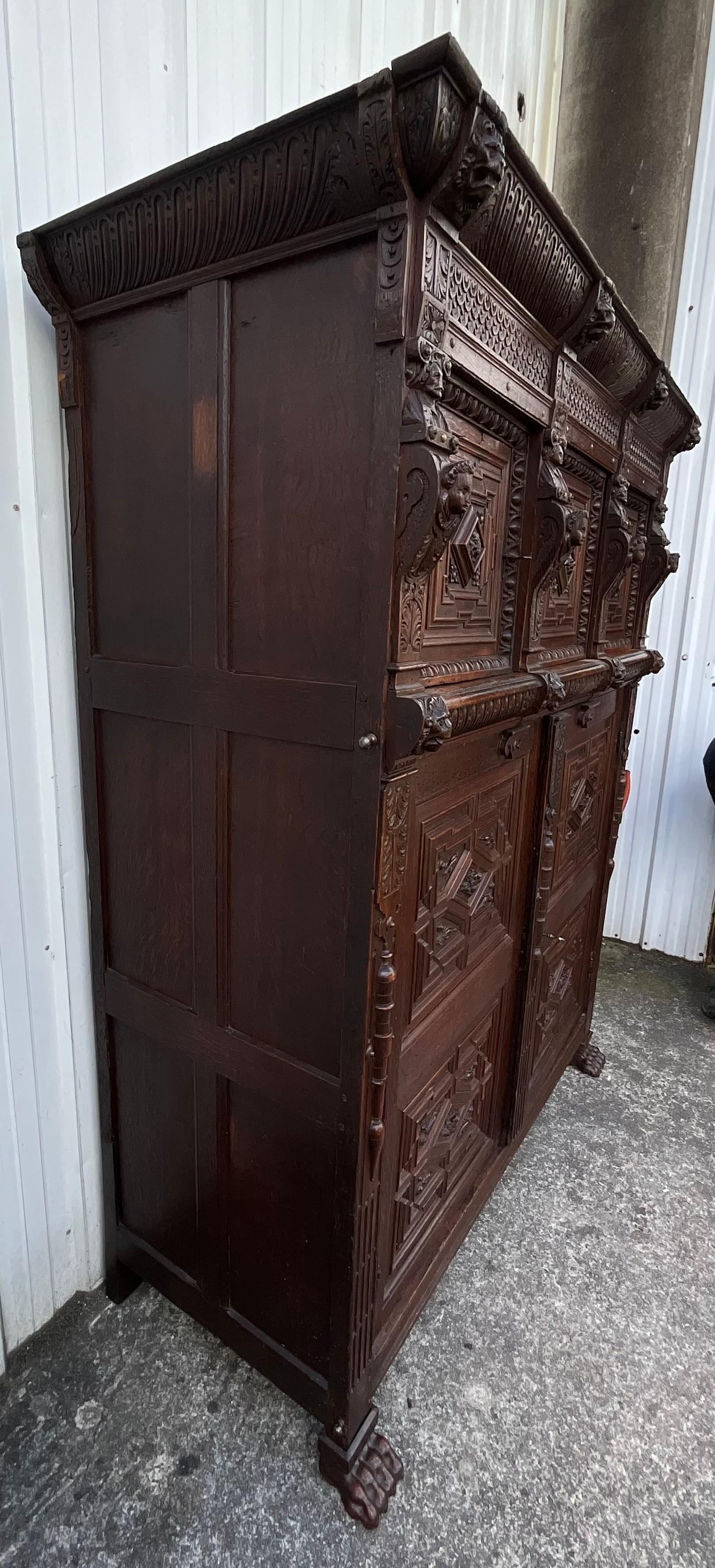 Questa imponente credenza francese, risalente agli inizi del XIX secolo, è realizzata in rovere massiccio in un espressivo stile Renaissance Revival. Proviene da una casa padronale in Bretagna, aggiungendo un livello di prestigio regionale e di