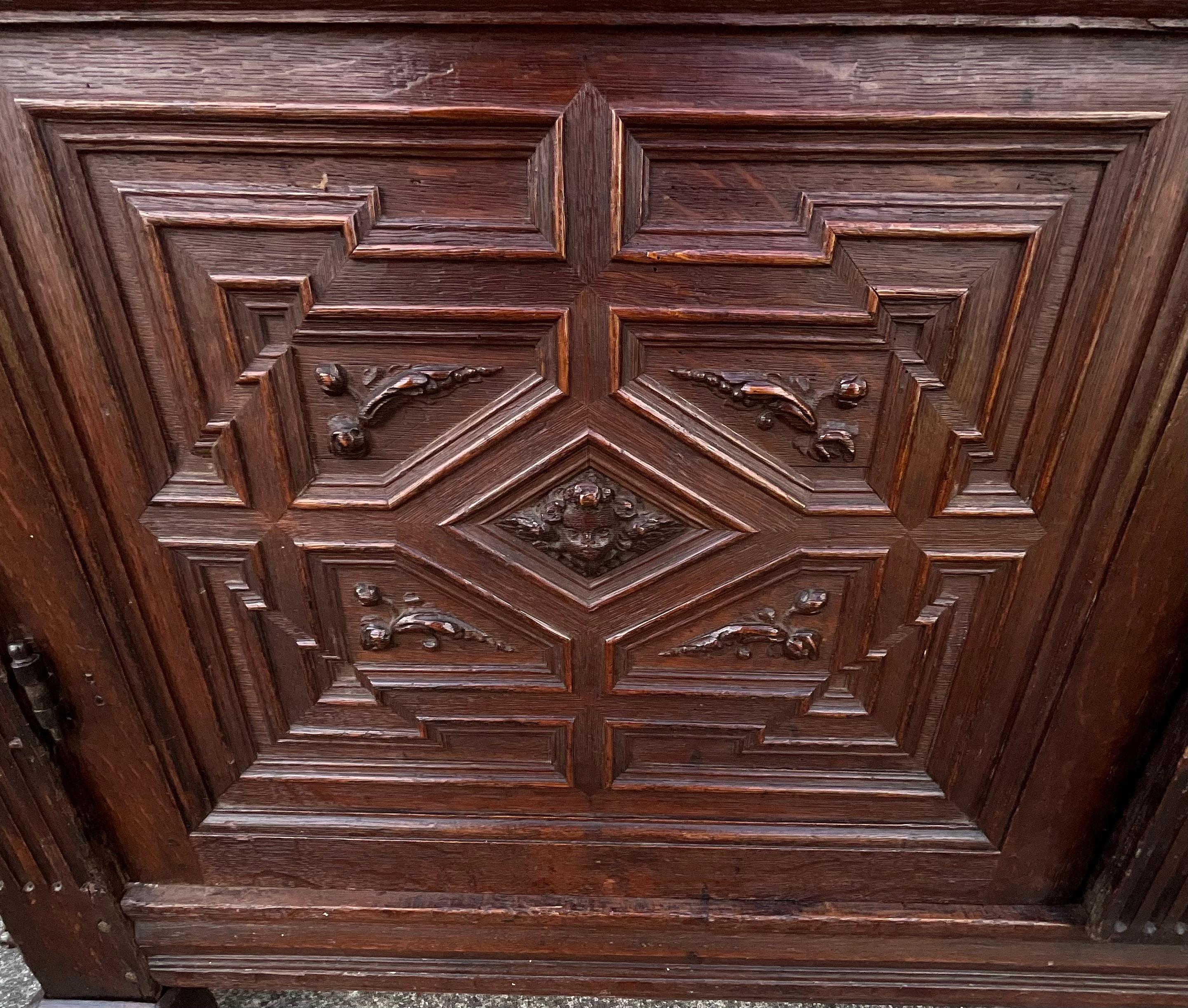 Francese Mobili in stile rinascimentale in Oak massiccio, inizio XIX secolo in vendita