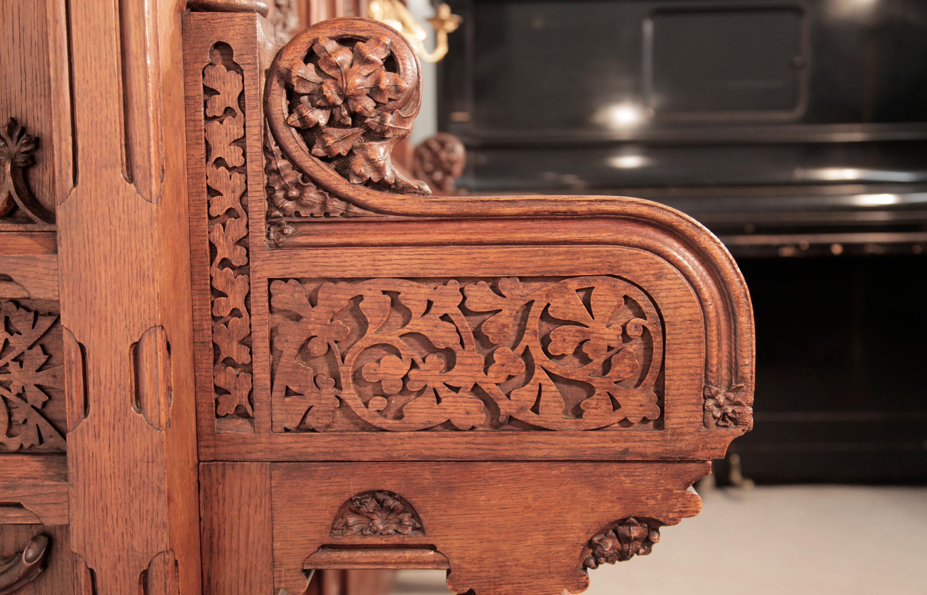 Piano à queue de serpent en chêne sculpté en haut-relief de style Renaissance, Gebruder en vente 7