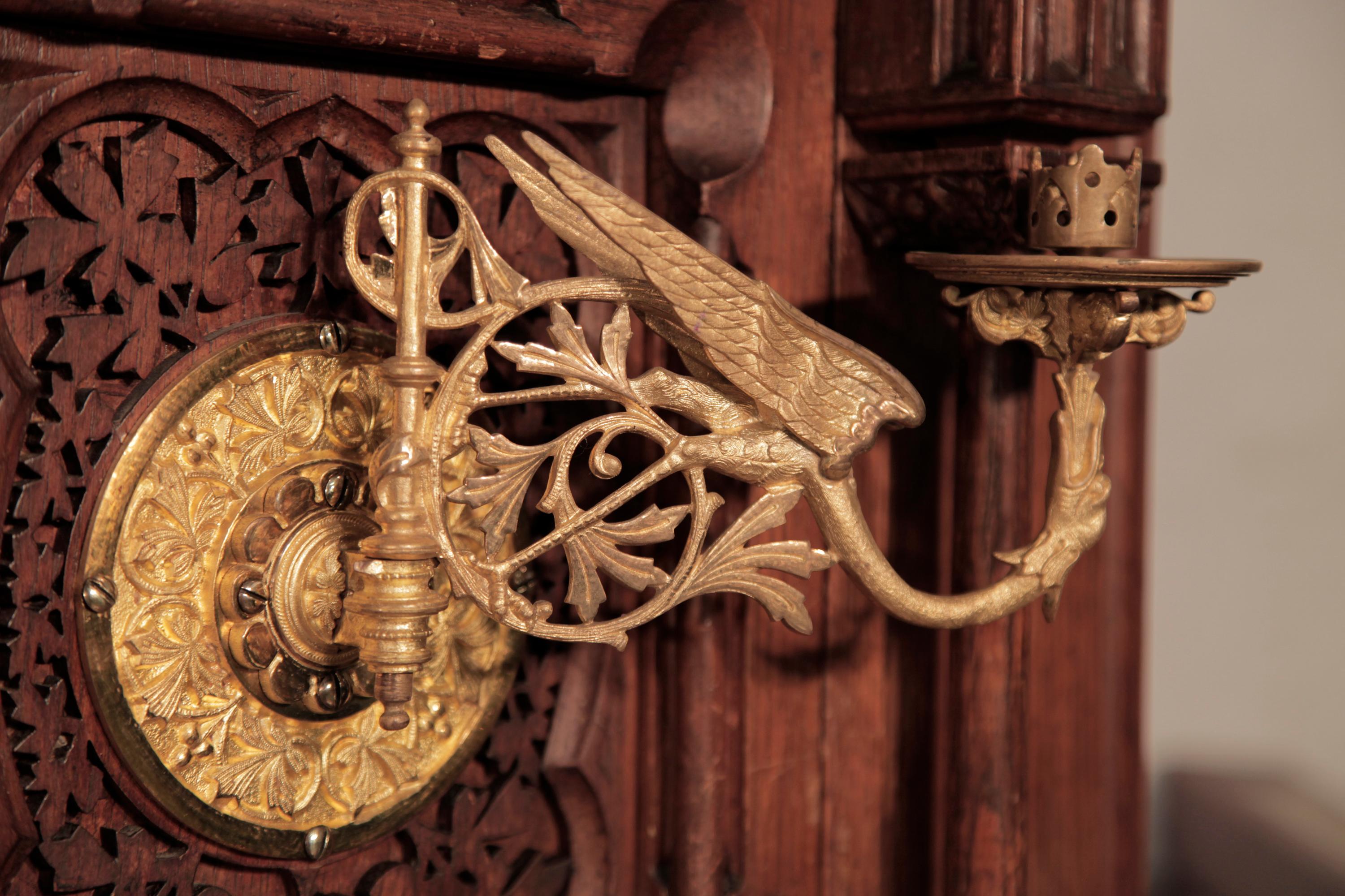 Renaissance style, Gebruder Knake upright piano with an ornately carved, oak case. Entire cabinet carved with arabesque style, flowers and foliage in high relief. 

The central front panel features a carved lyre. The front side panels are