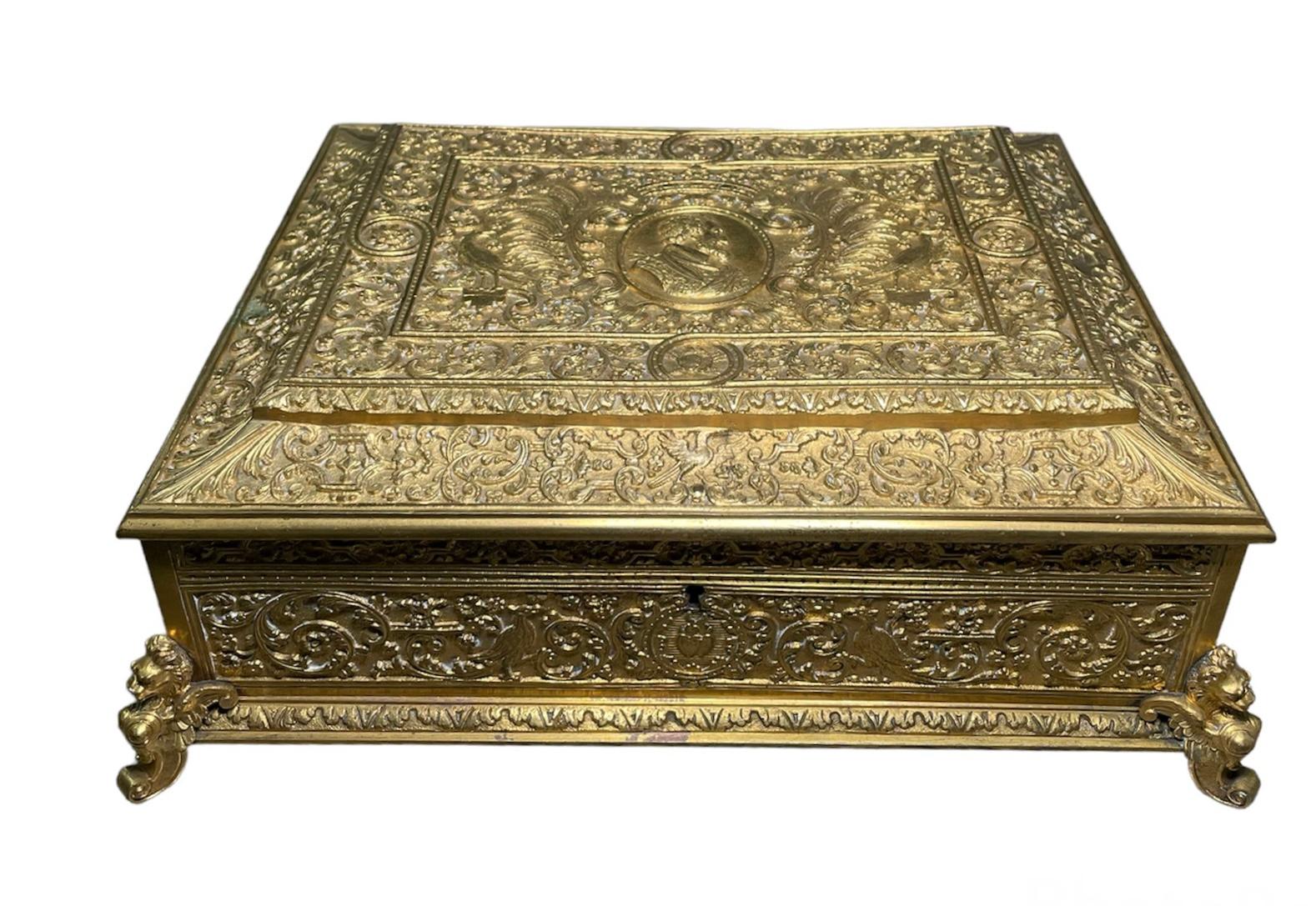 Embossé Coffret rectangulaire doré de style Renaissance, pour bijoux, bureau et/ou boîte décorative en vente