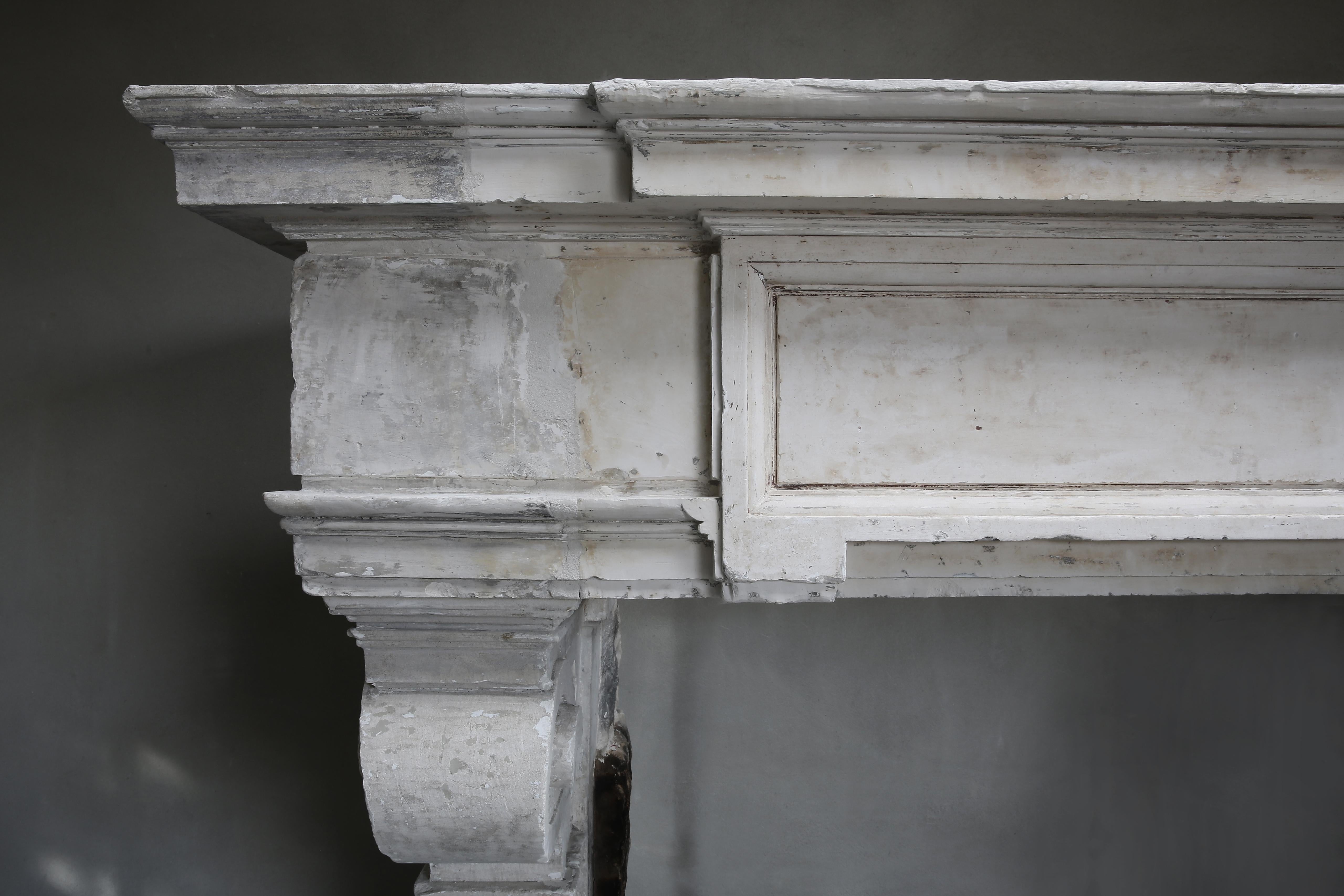 Calcaire Cheminée de style Renaissance du 18ème siècle en pierre calcaire française en vente