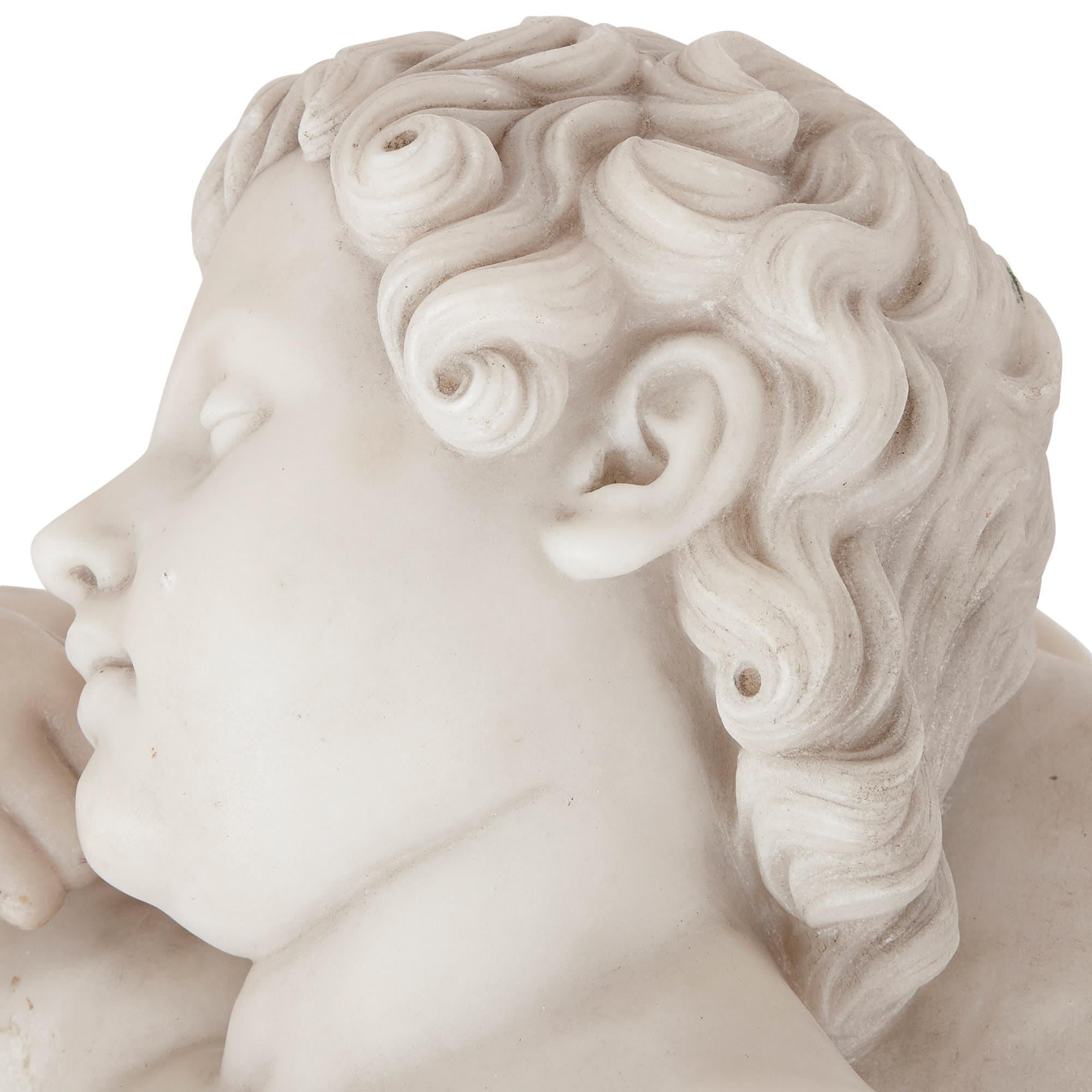 Marmorfigur eines schlafenden Kindes im Renaissance-Stil (Geschnitzt) im Angebot