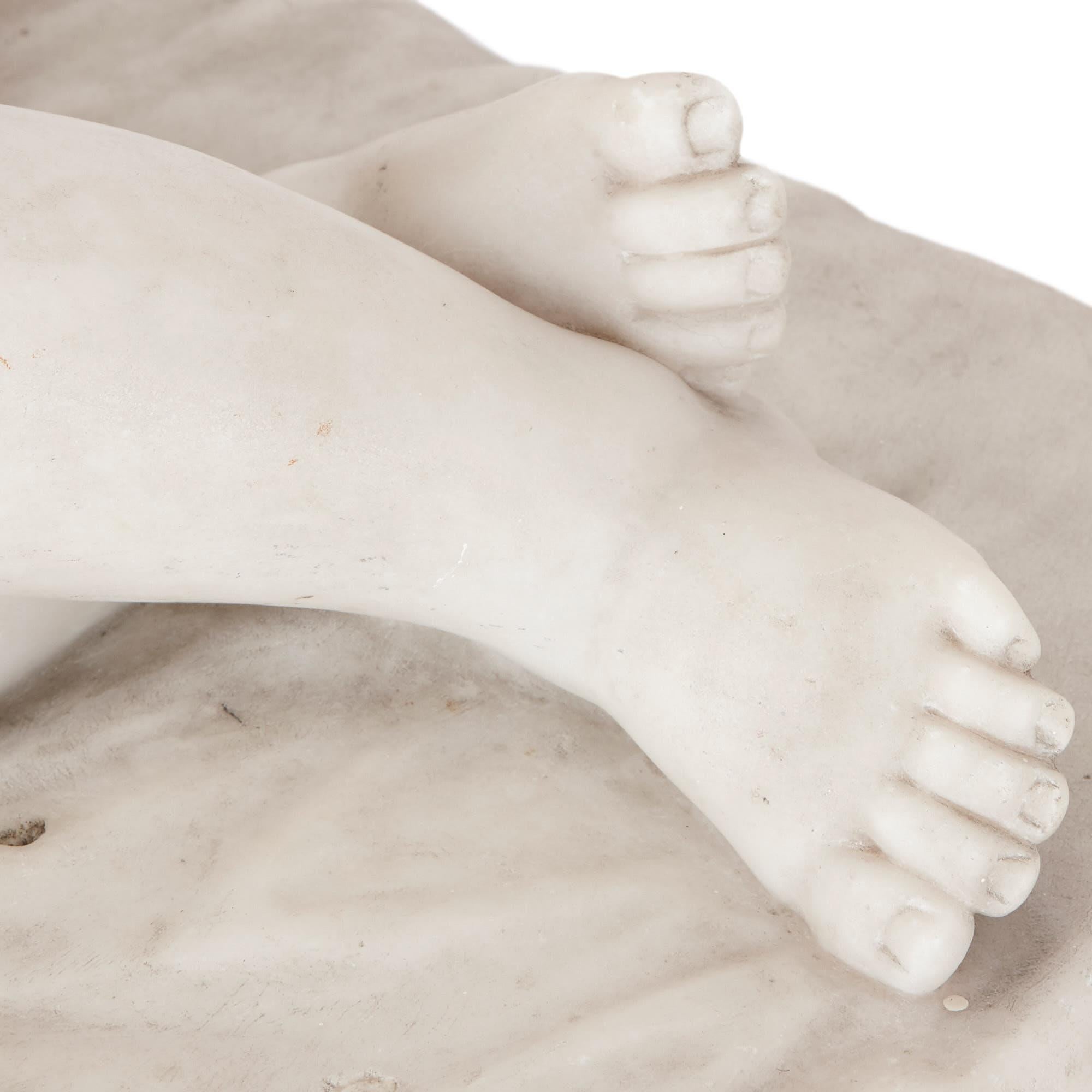 Intagliato Figura in marmo di bambino addormentato in stile rinascimentale in vendita
