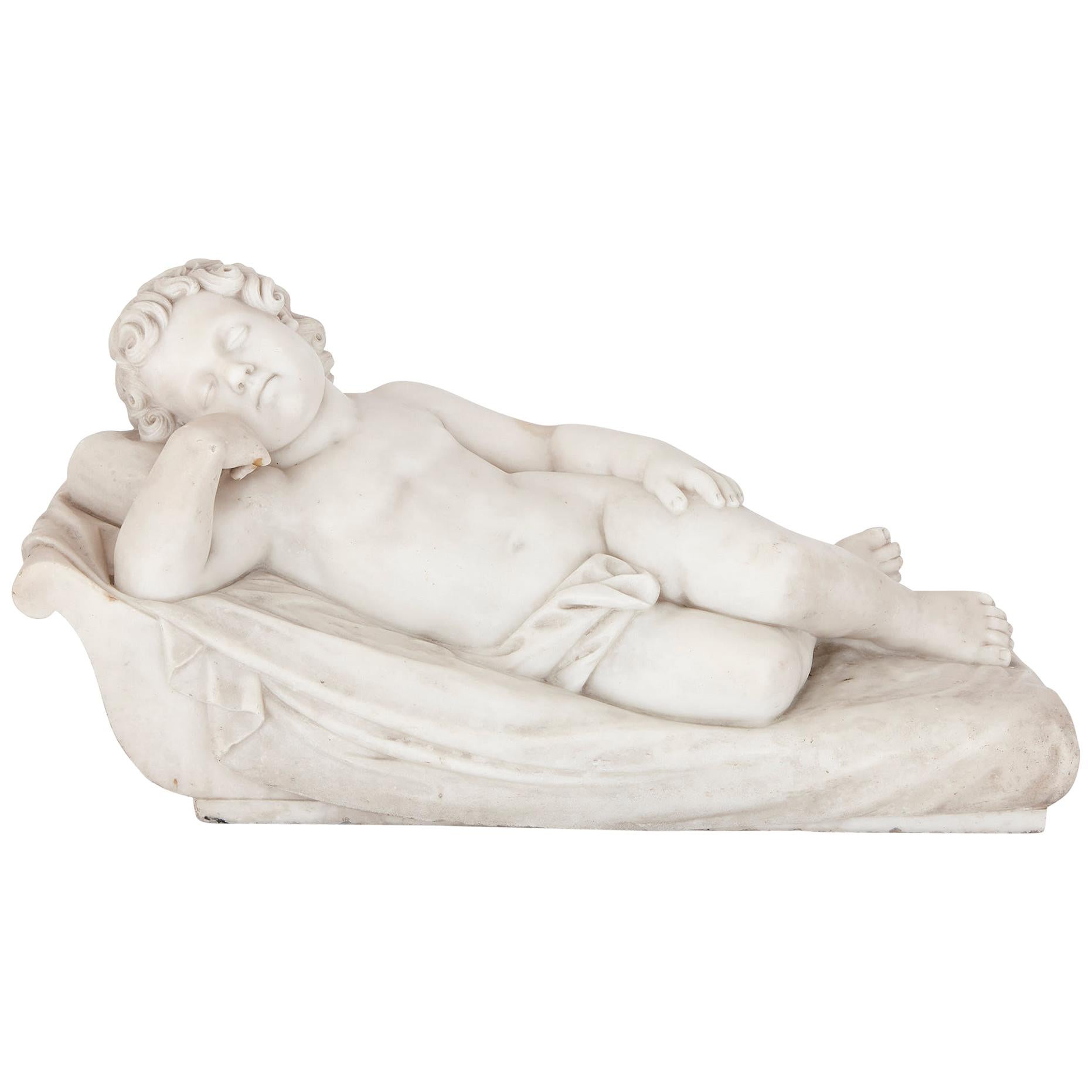 Marmorfigur eines schlafenden Kindes im Renaissance-Stil im Angebot
