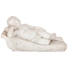 Figura in marmo di bambino addormentato in stile rinascimentale