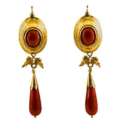 Boucles d'oreilles à levier de style Renaissance en or jaune et corail rouge méditerranéen